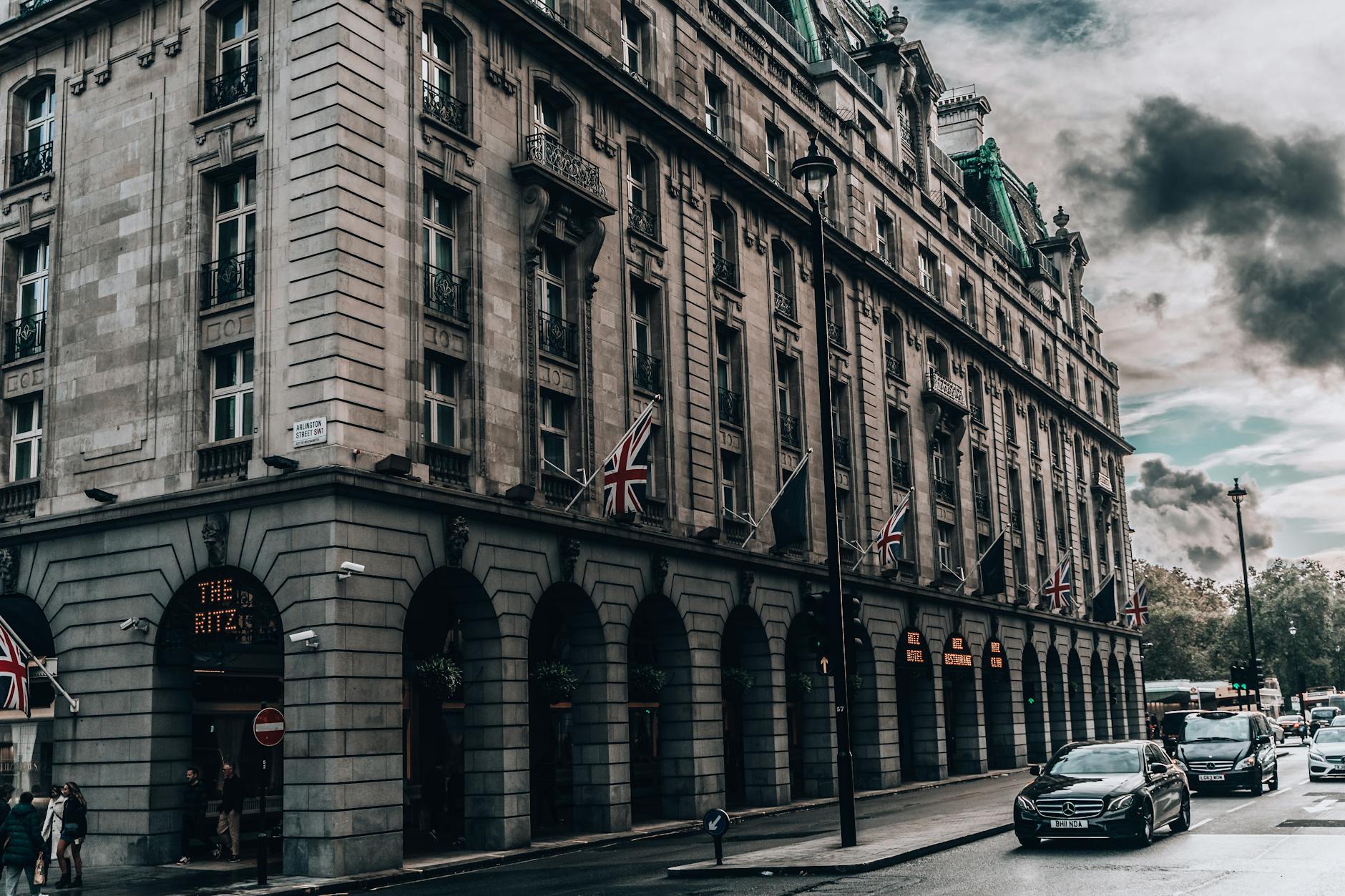 London hotel street and vehicle access context