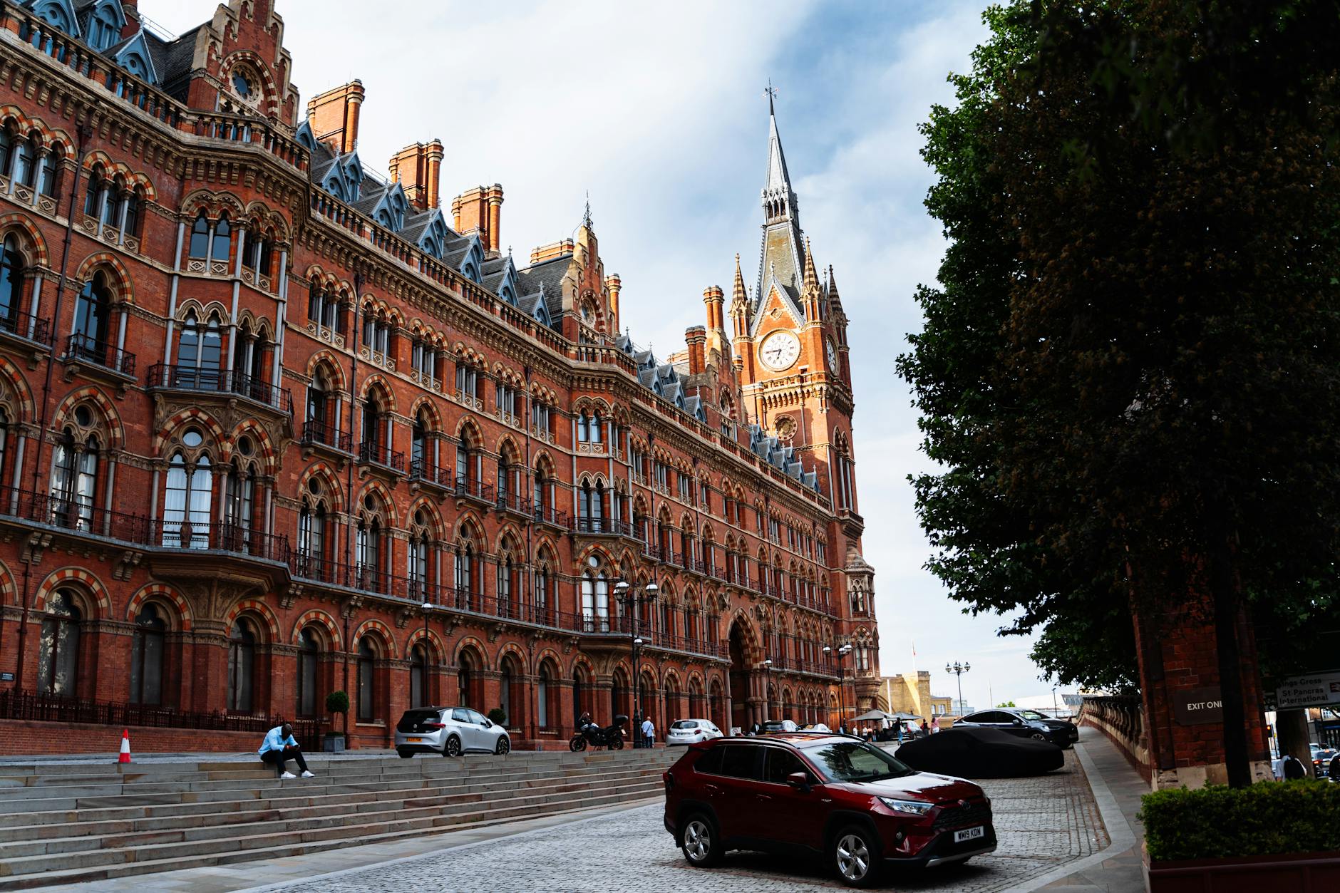 St Pancras Renaissance Hotel and surrounding London street context