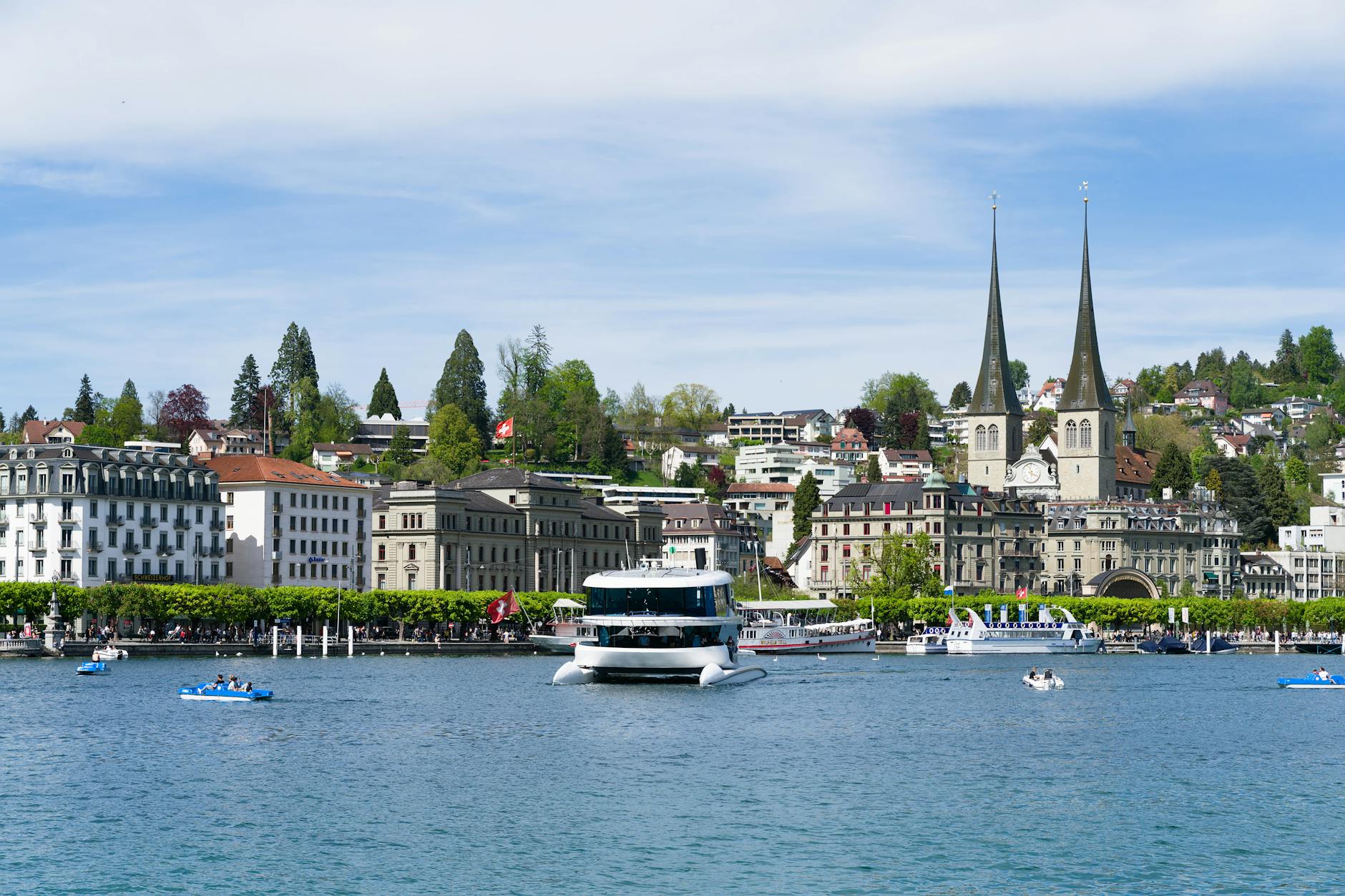 Lucerne lakefront and Chapel Bridge for conference networking route planning.