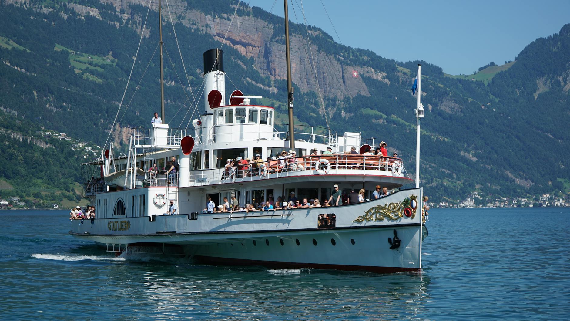 Vintage steamboat on Lake Lucerne for shore-style timing planning.