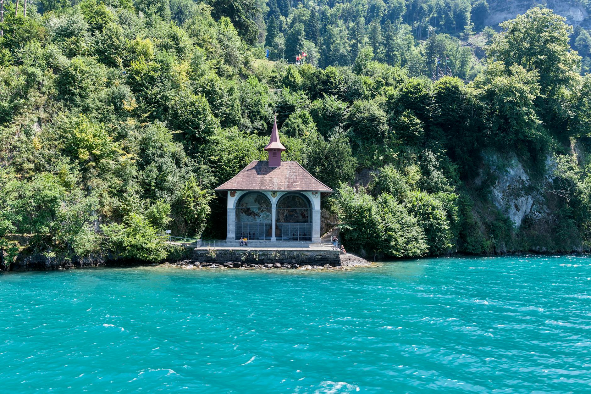 Chapel beside Lake Lucerne for church access and conduct planning.