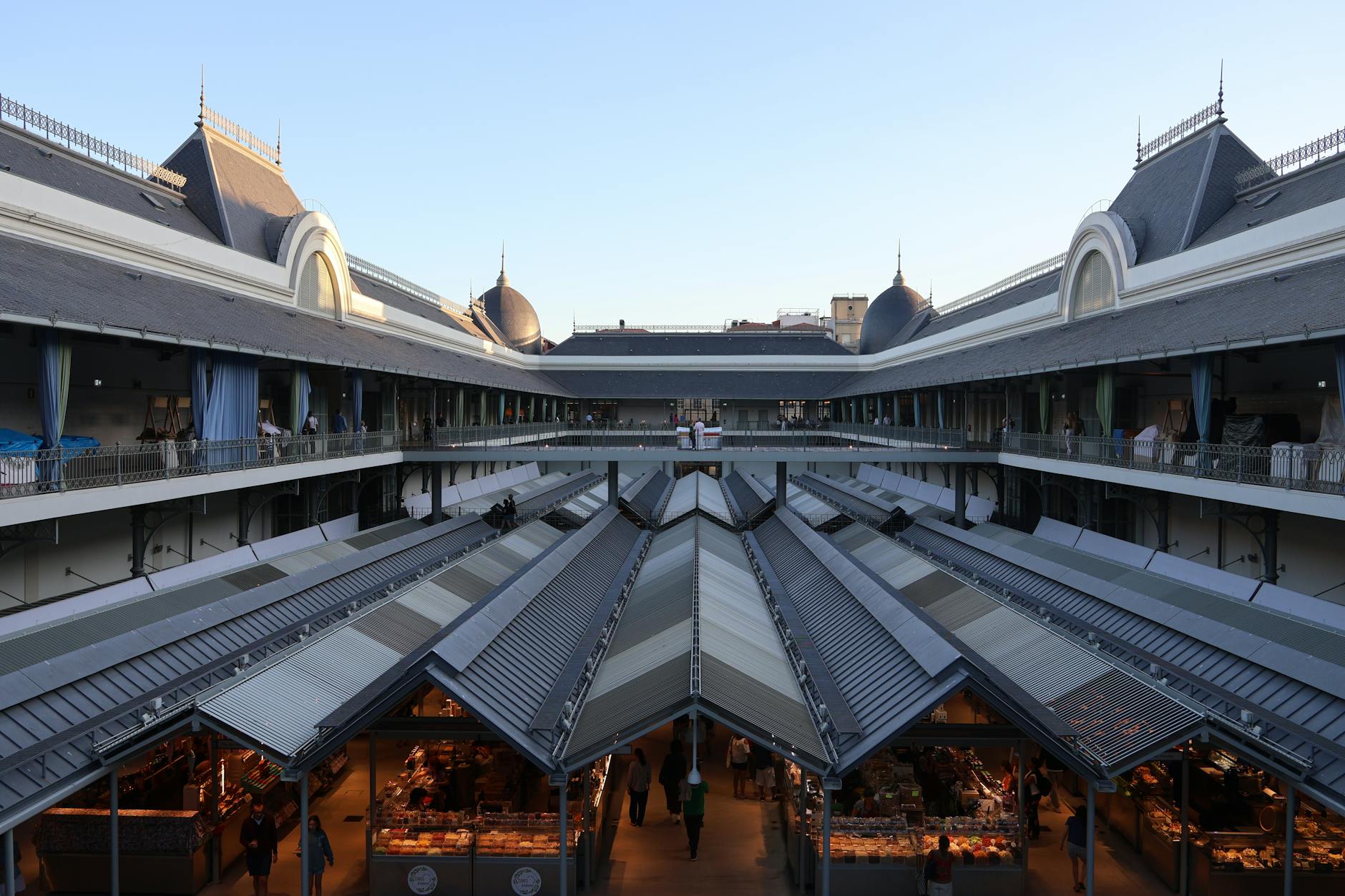 Spacious indoor market hall