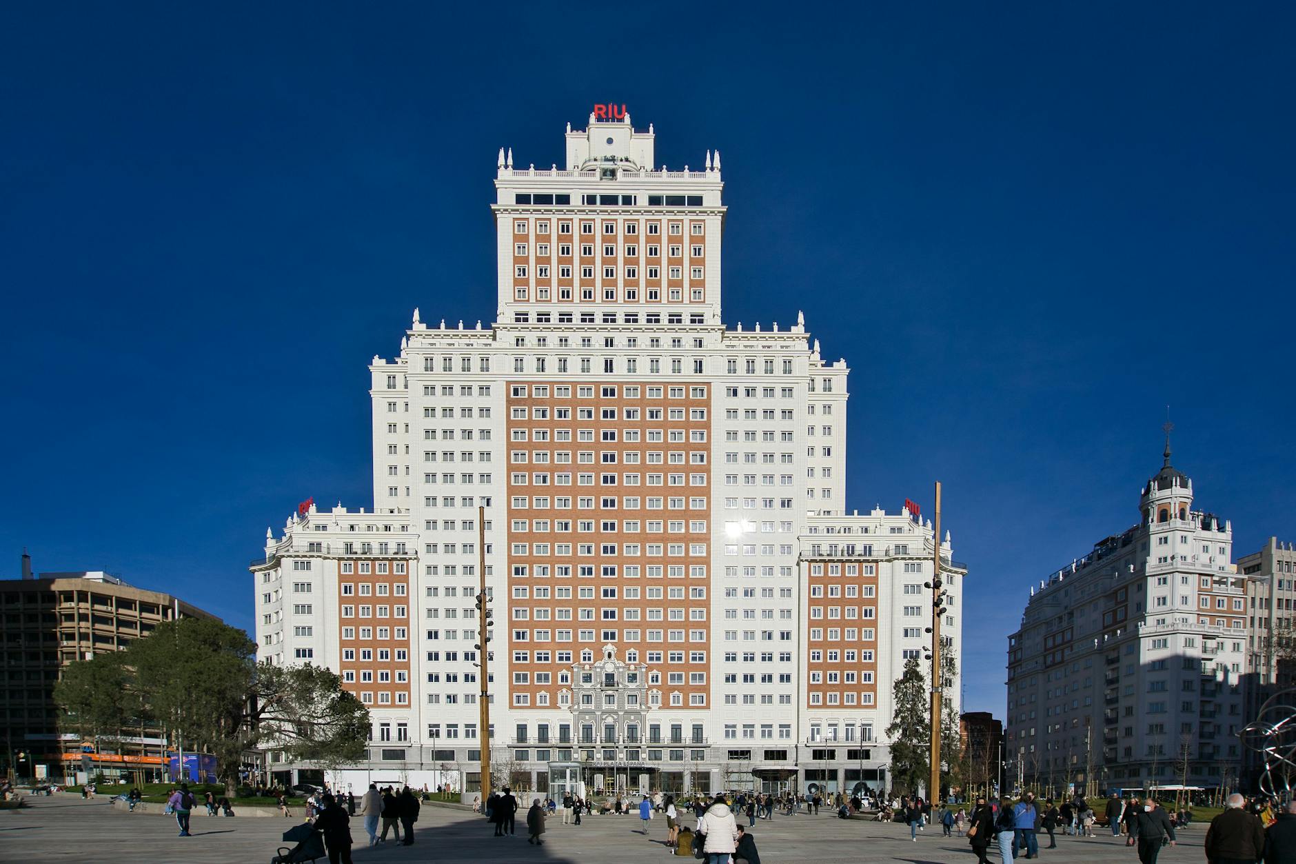 Hotel Riu Plaza Espana and surrounding Madrid city life