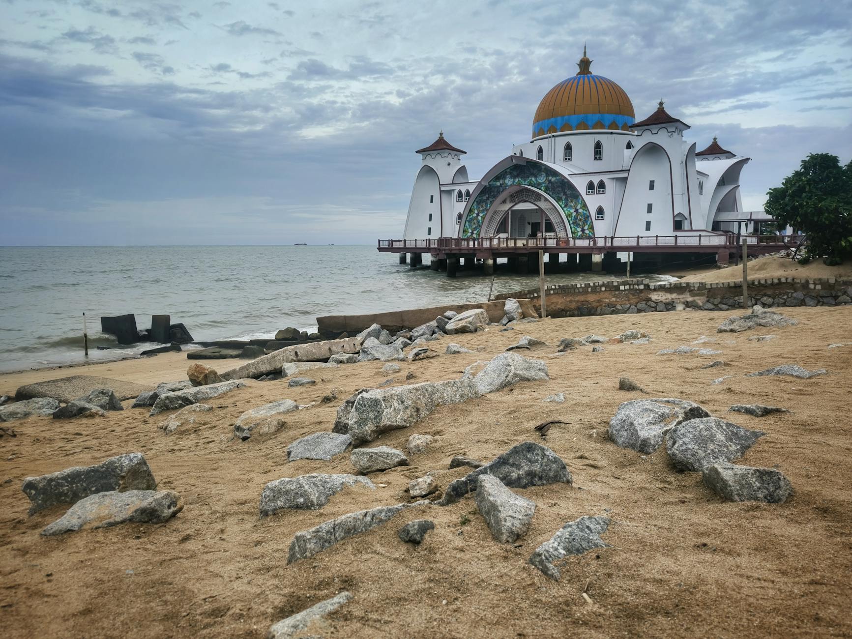Malacca City traffic and heritage-core movement context.