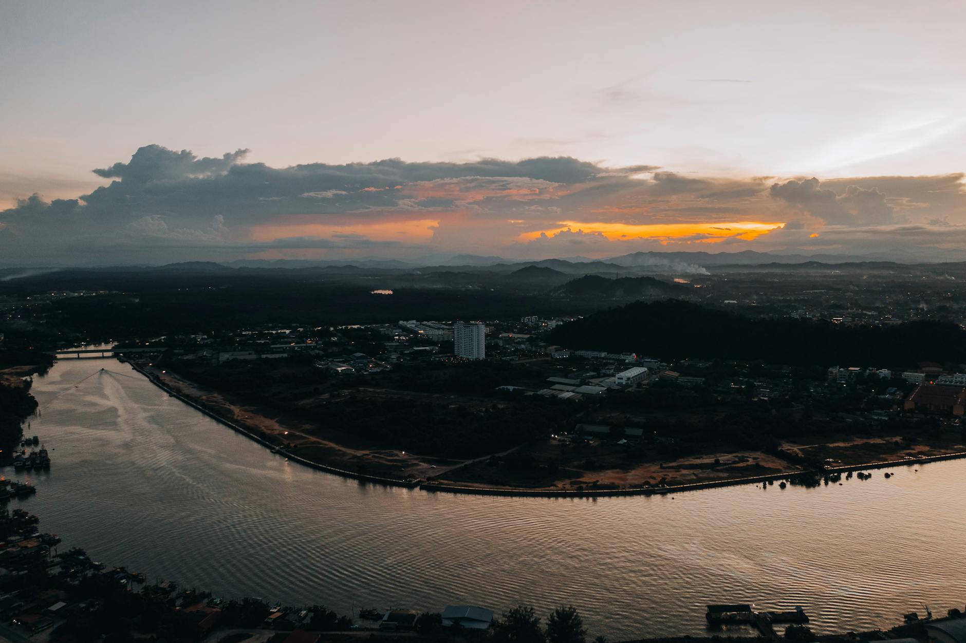 Malacca City weather, light, and crowd timing for content creators.