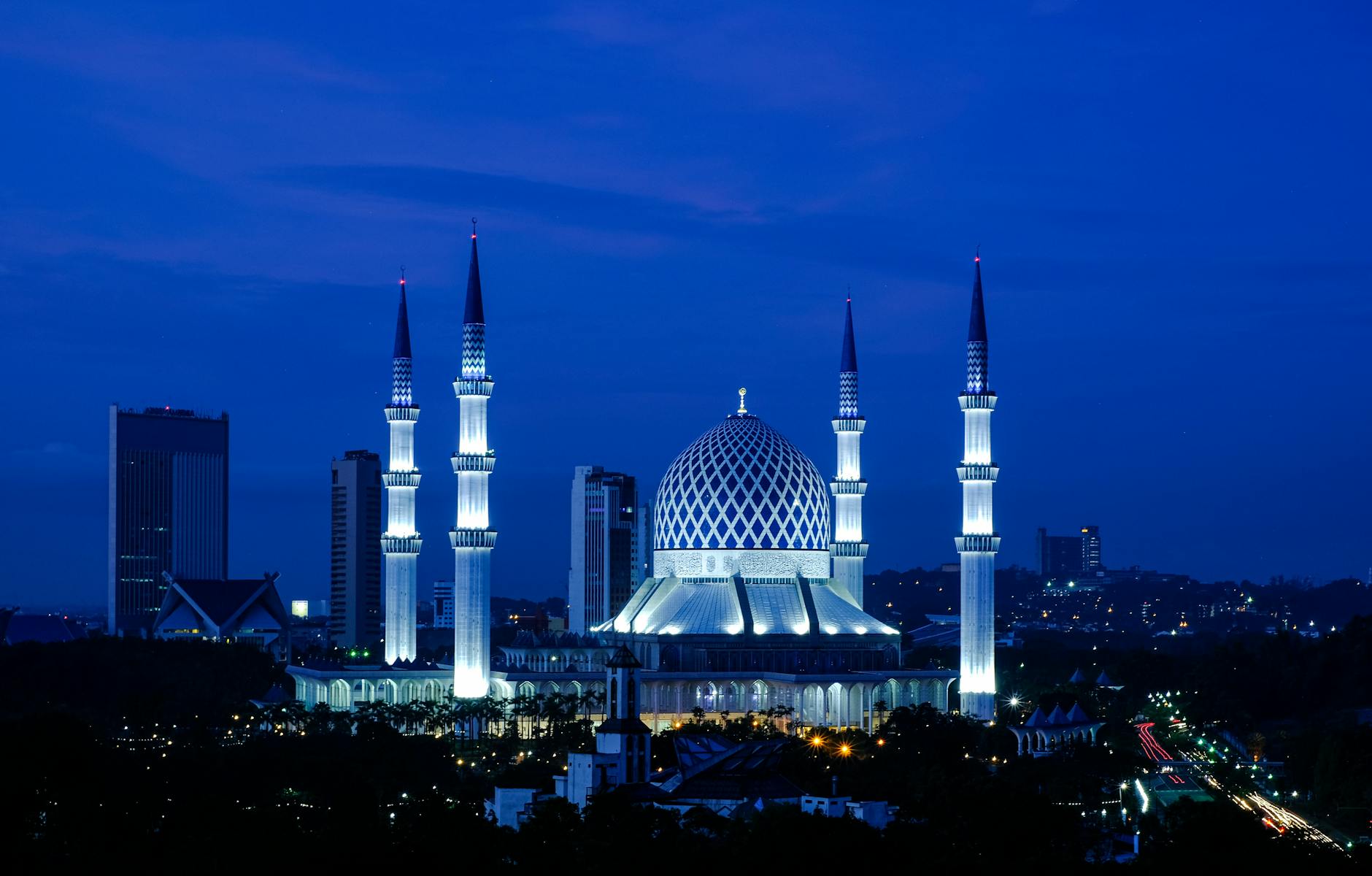 Malacca City sacred-site etiquette and dress planning context.