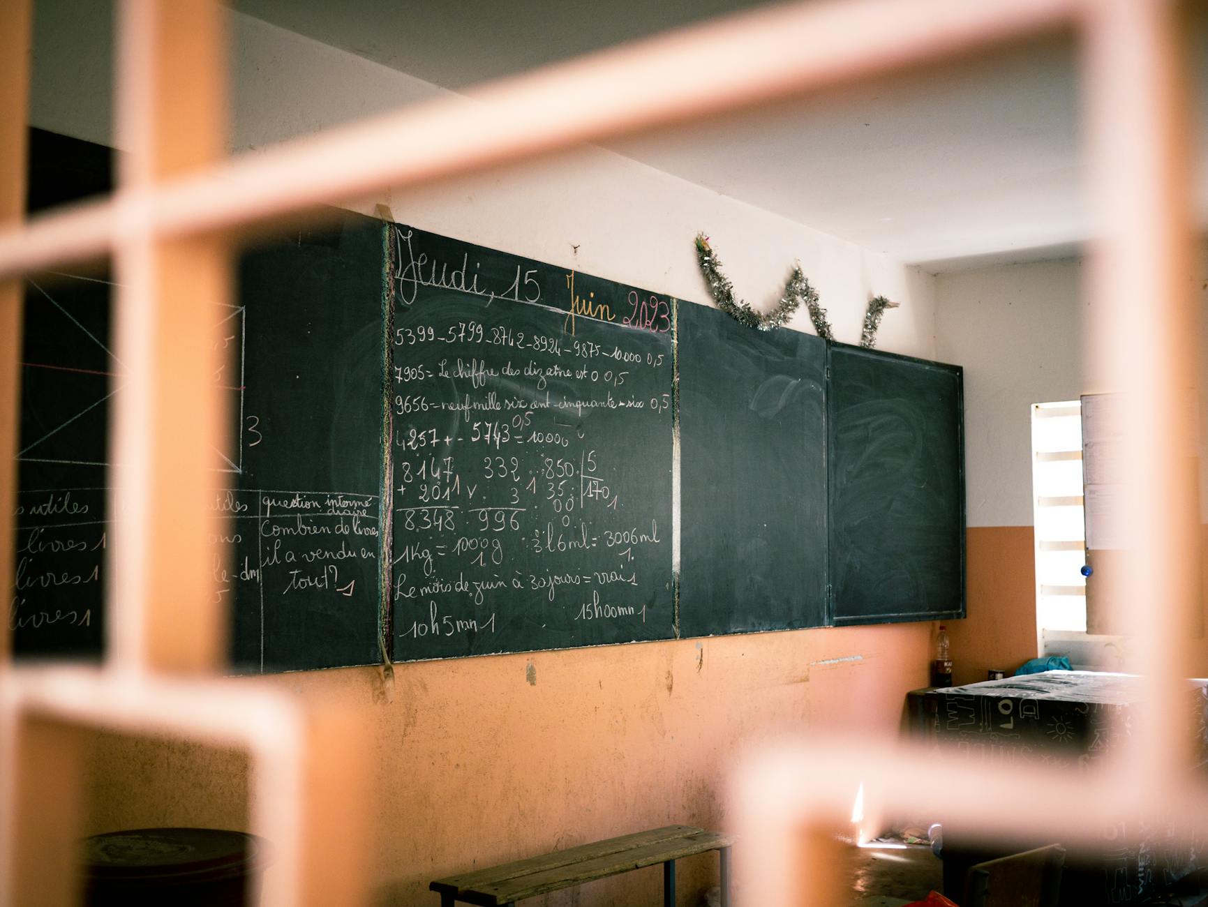 A classroom blackboard with mathematical equations in French