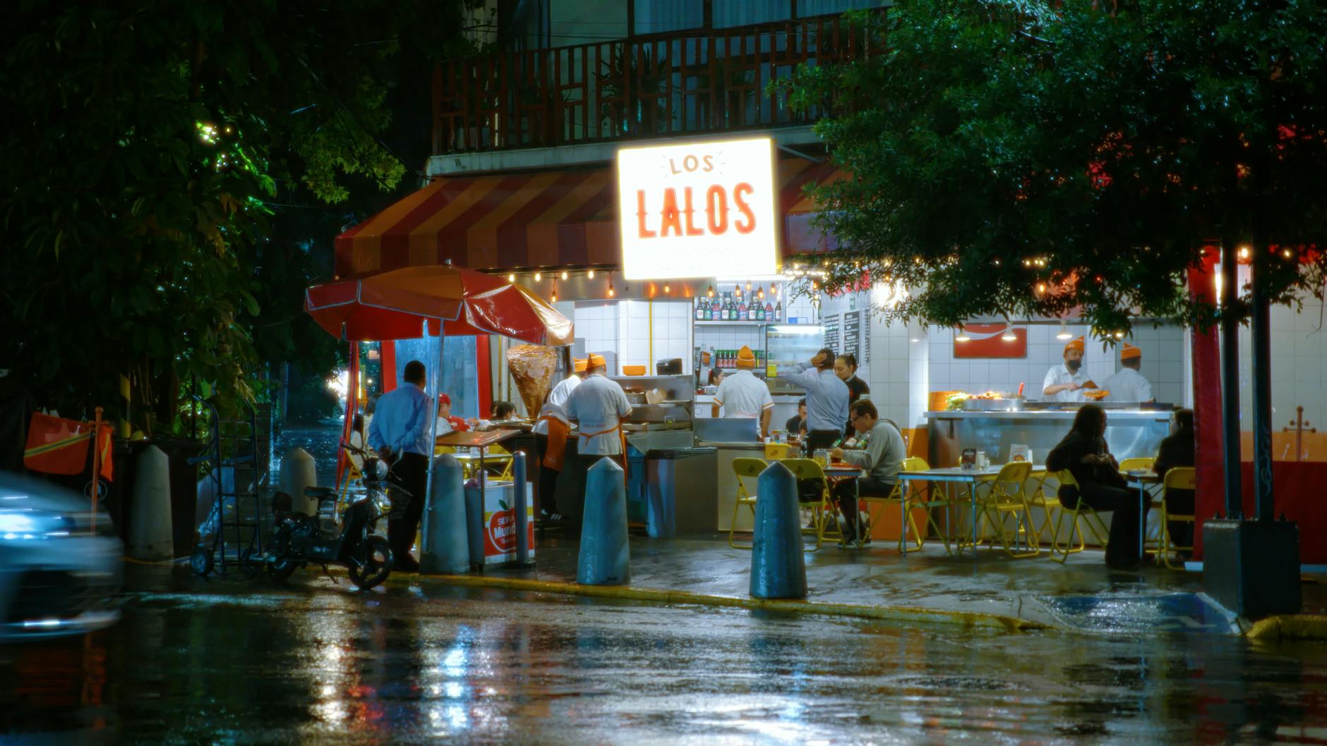 Busy Mexico City street restaurant at night