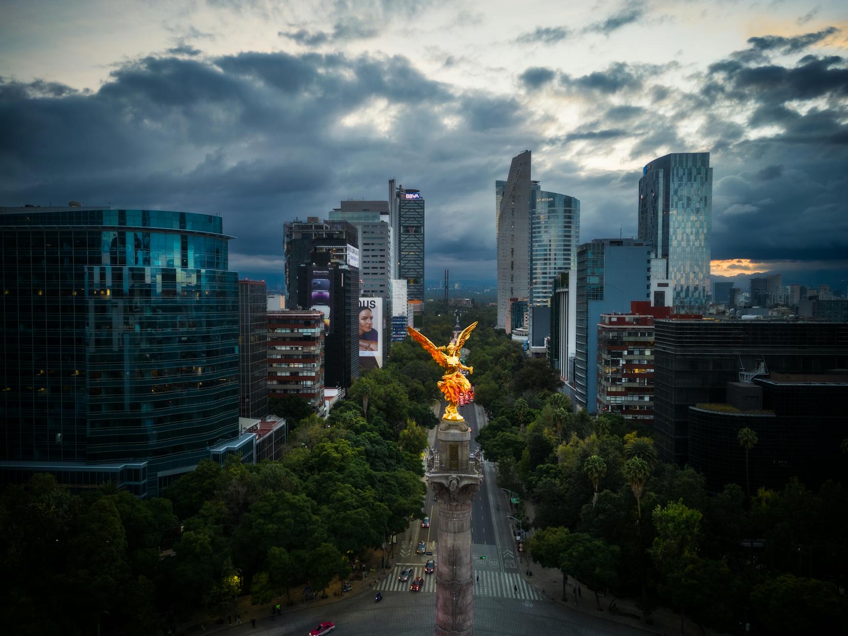 Angel of Independence and Mexico City skyline in the evening