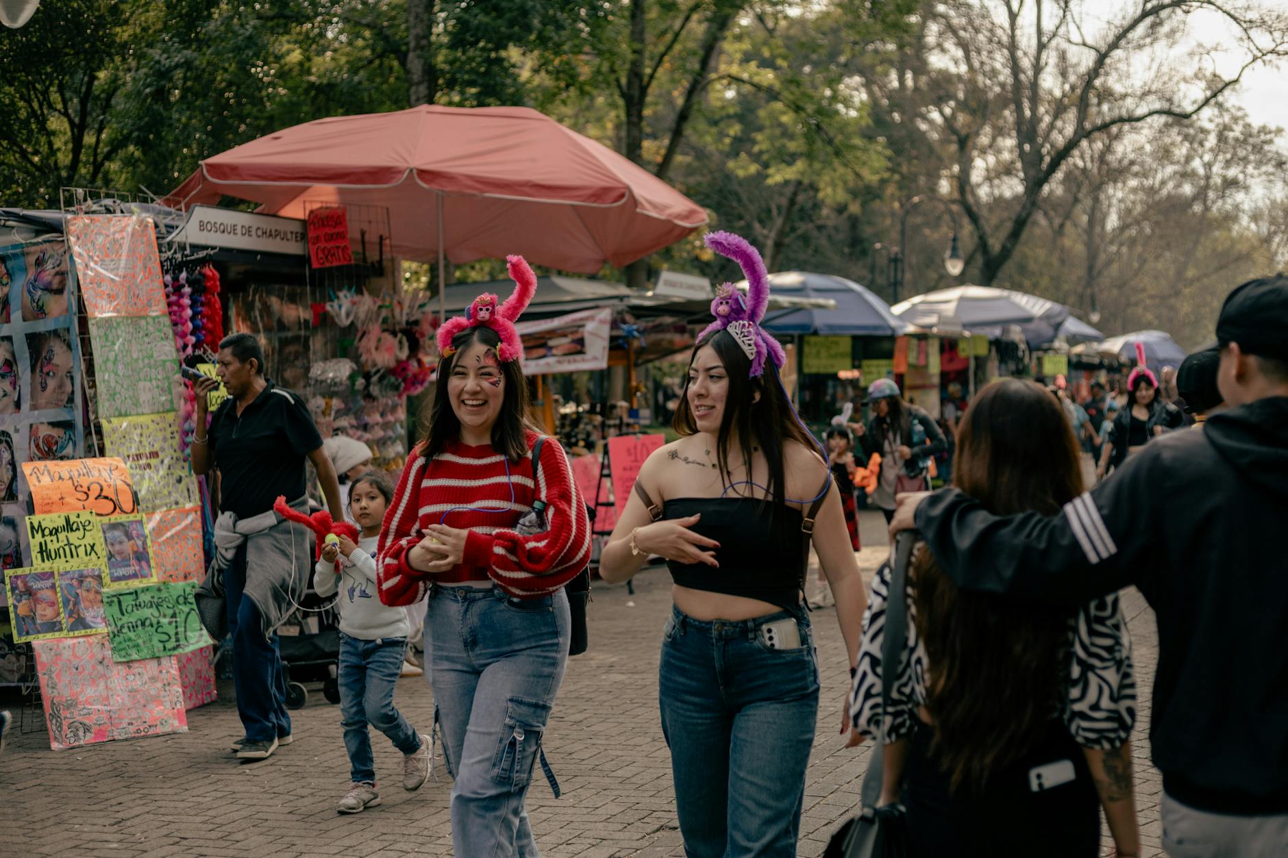 Visitors at a street market in Bosque de Chapultepec