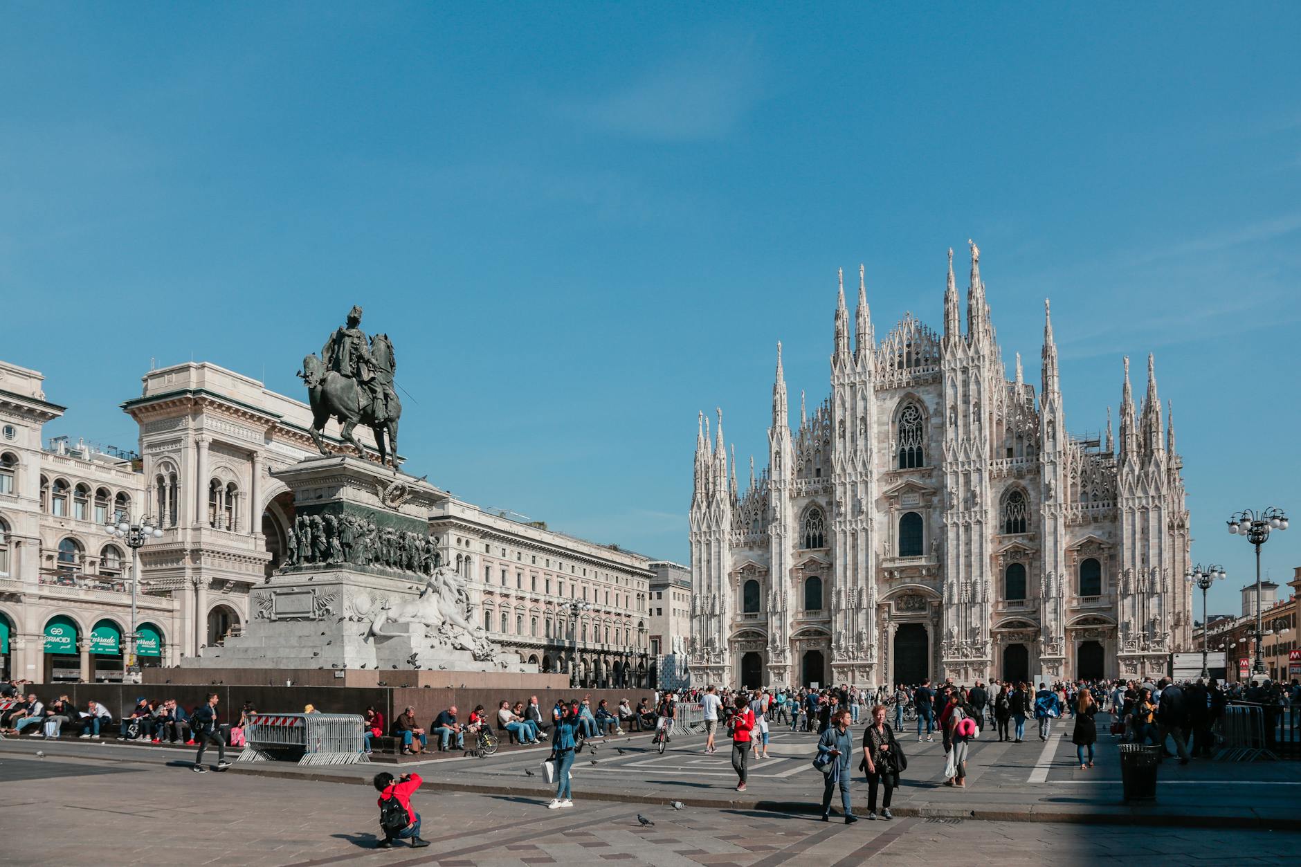 Duomo di Milano and city life in Piazza del Duomo