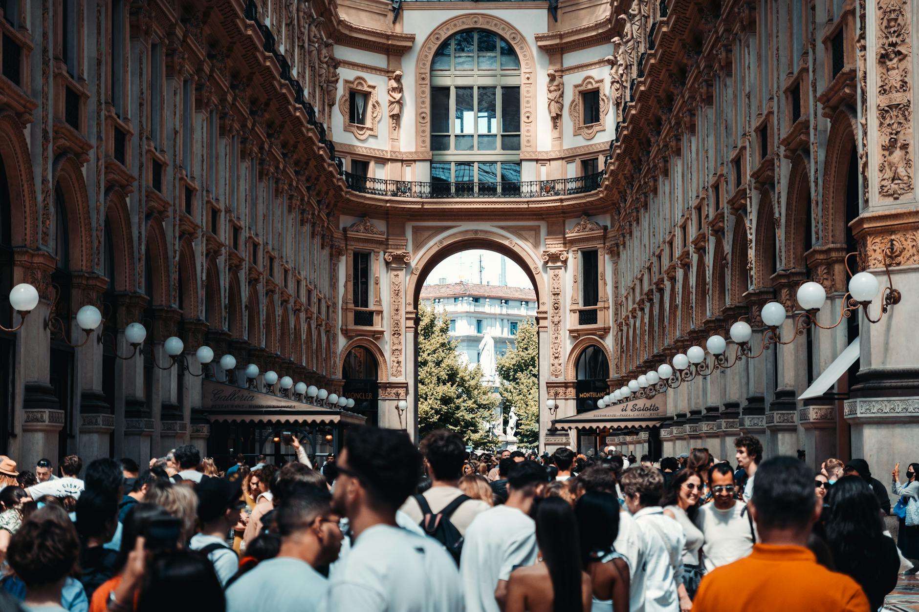 Busy Galleria Vittorio Emanuele II in Milan