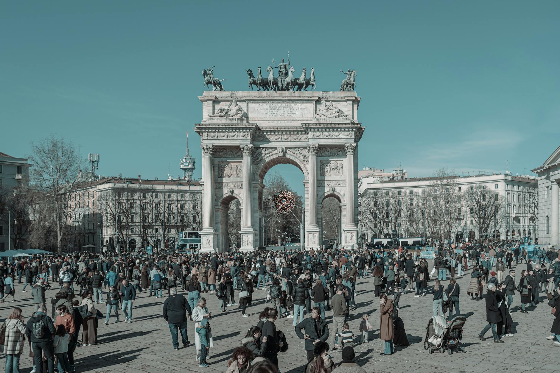 Crowds at Arco della Pace in Milan