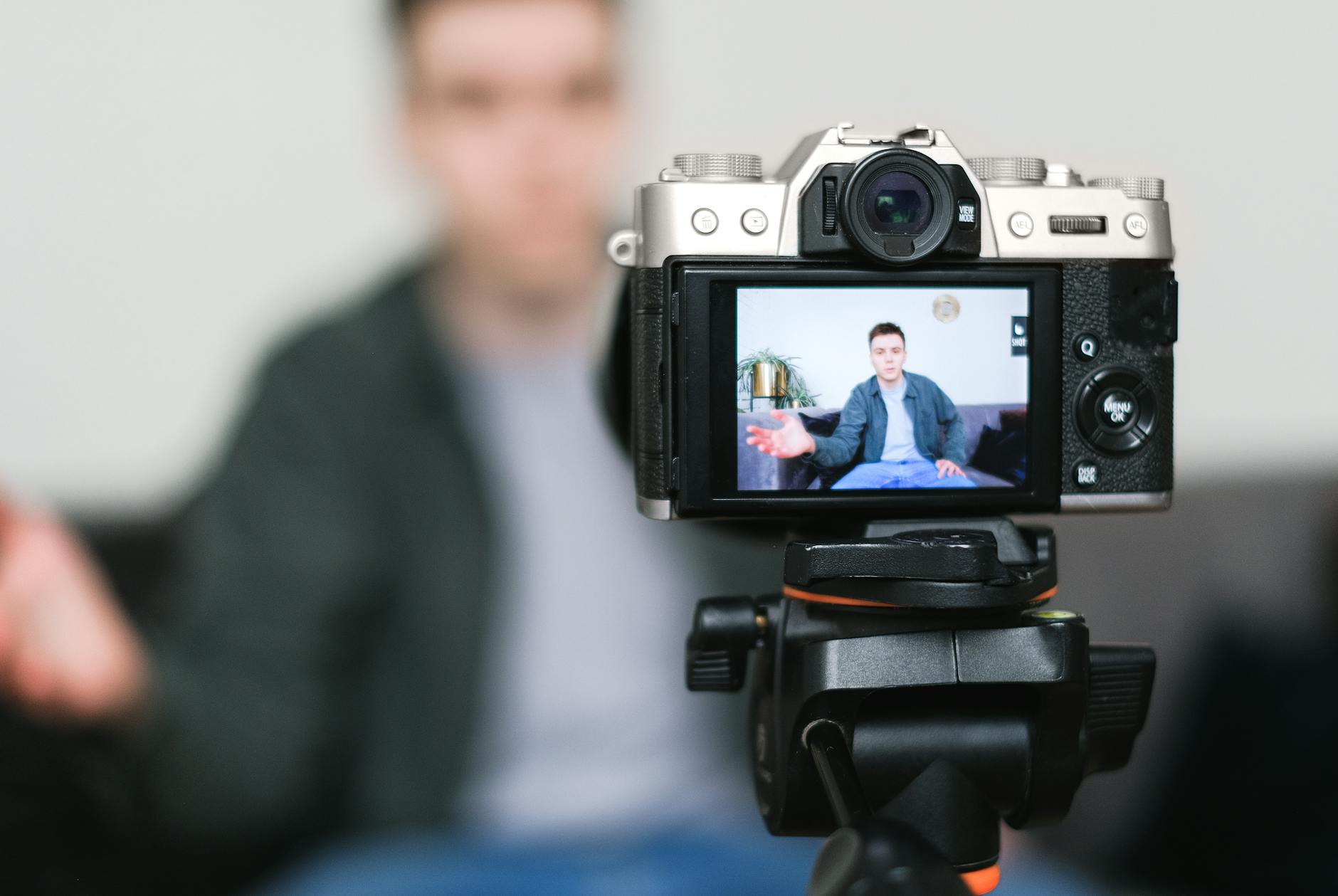 Vlogger recording with a mirrorless camera