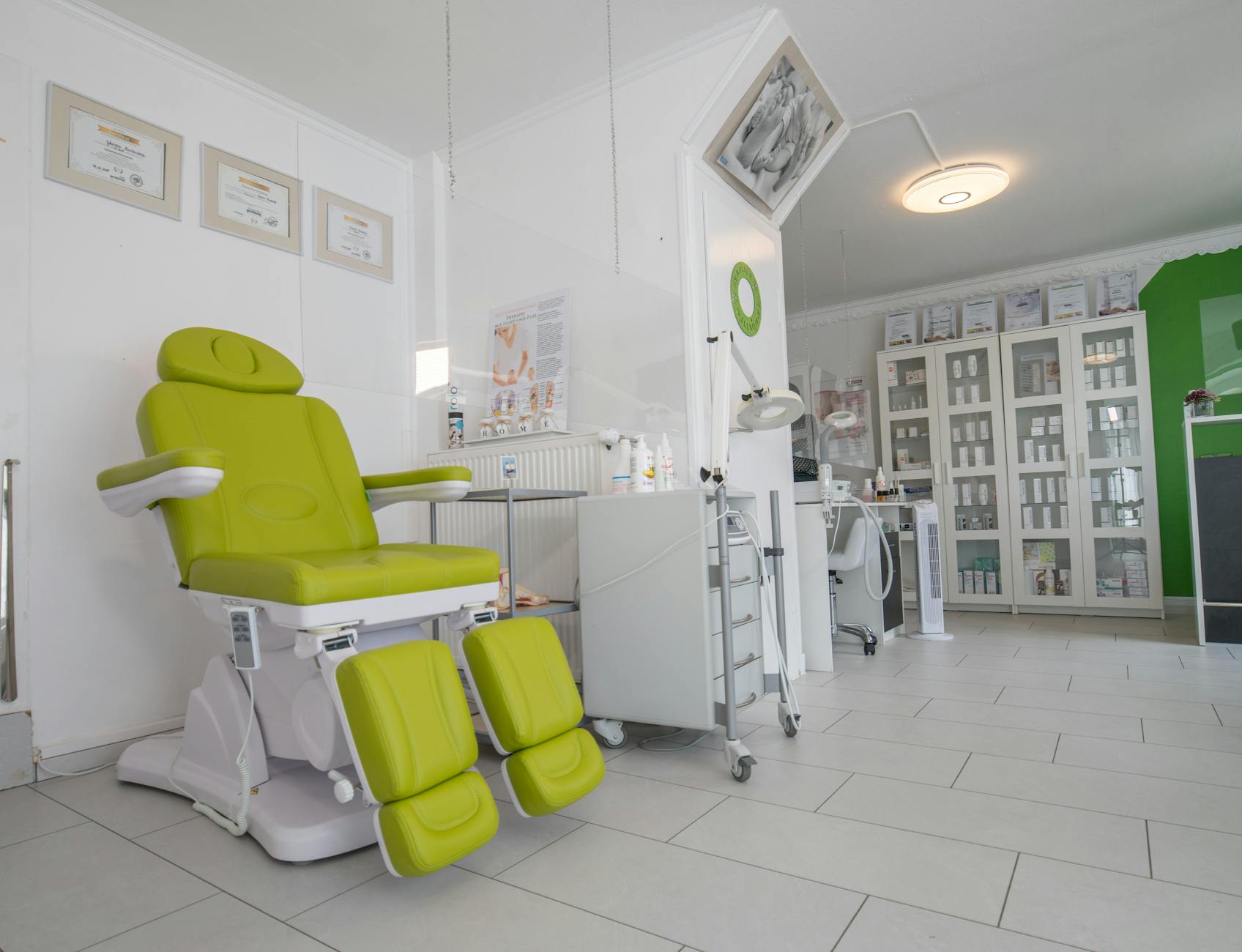 Medical treatment room with equipment