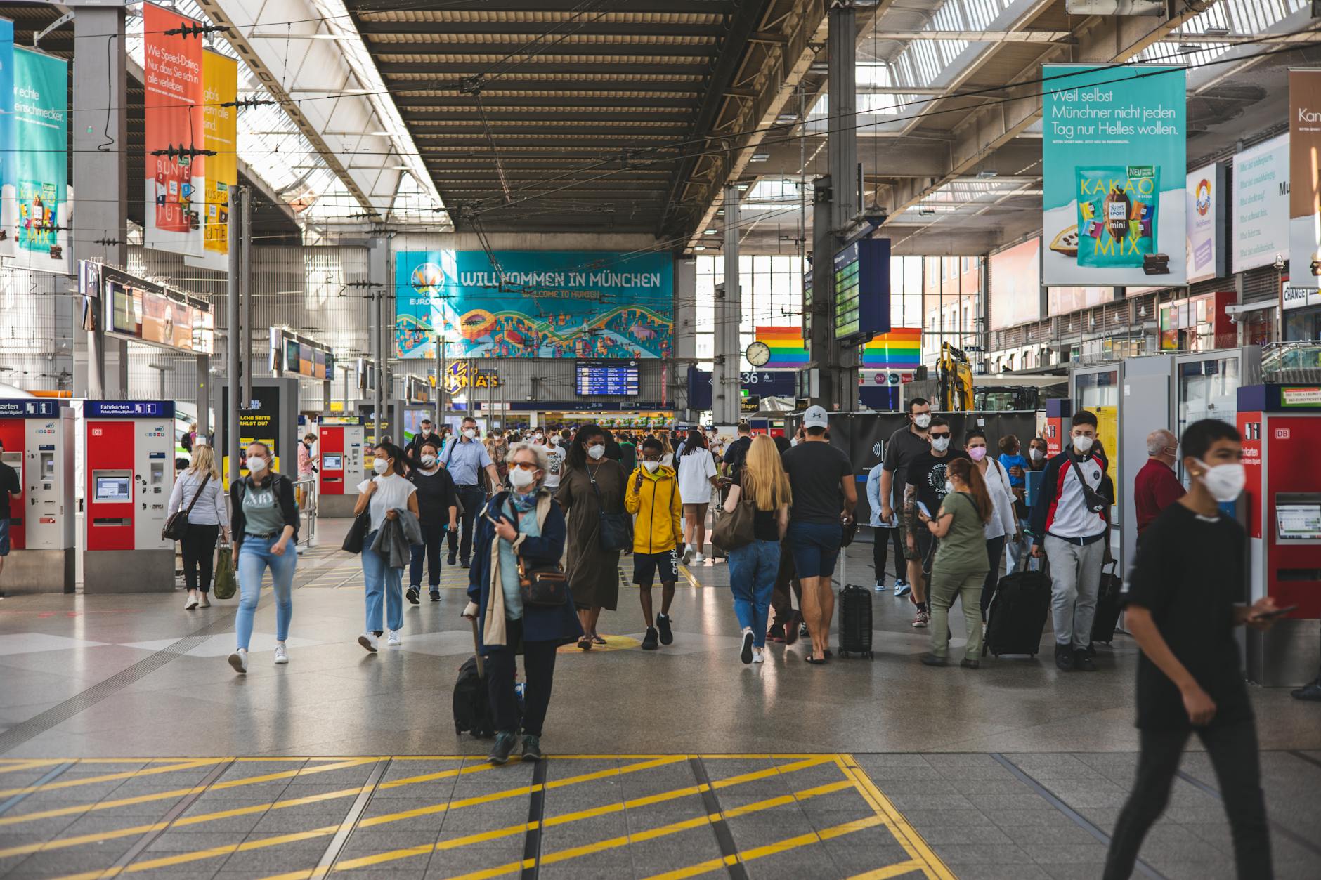 Travelers with luggage at Munich Hauptbahnhof