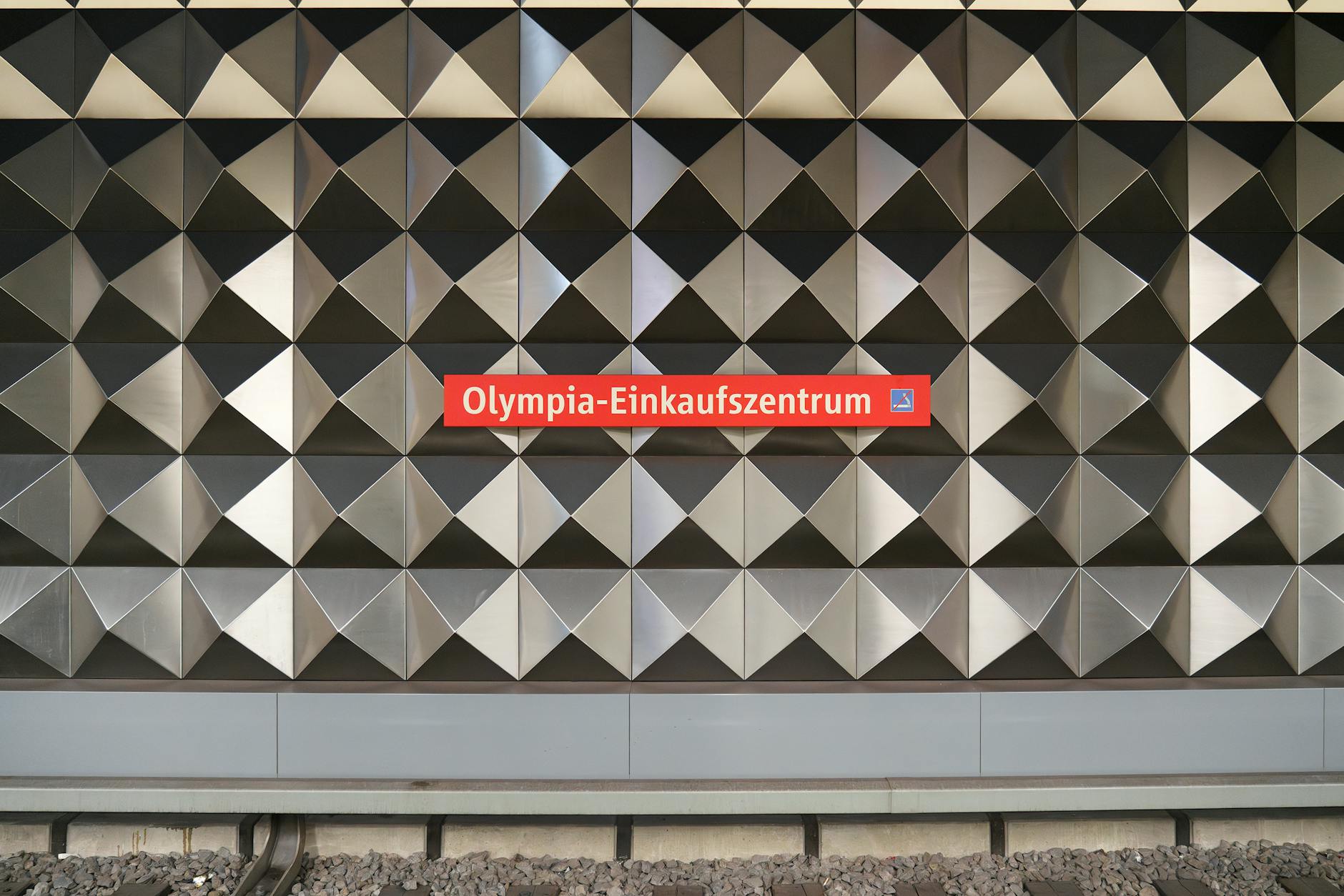 Geometric wall pattern at a Munich subway station