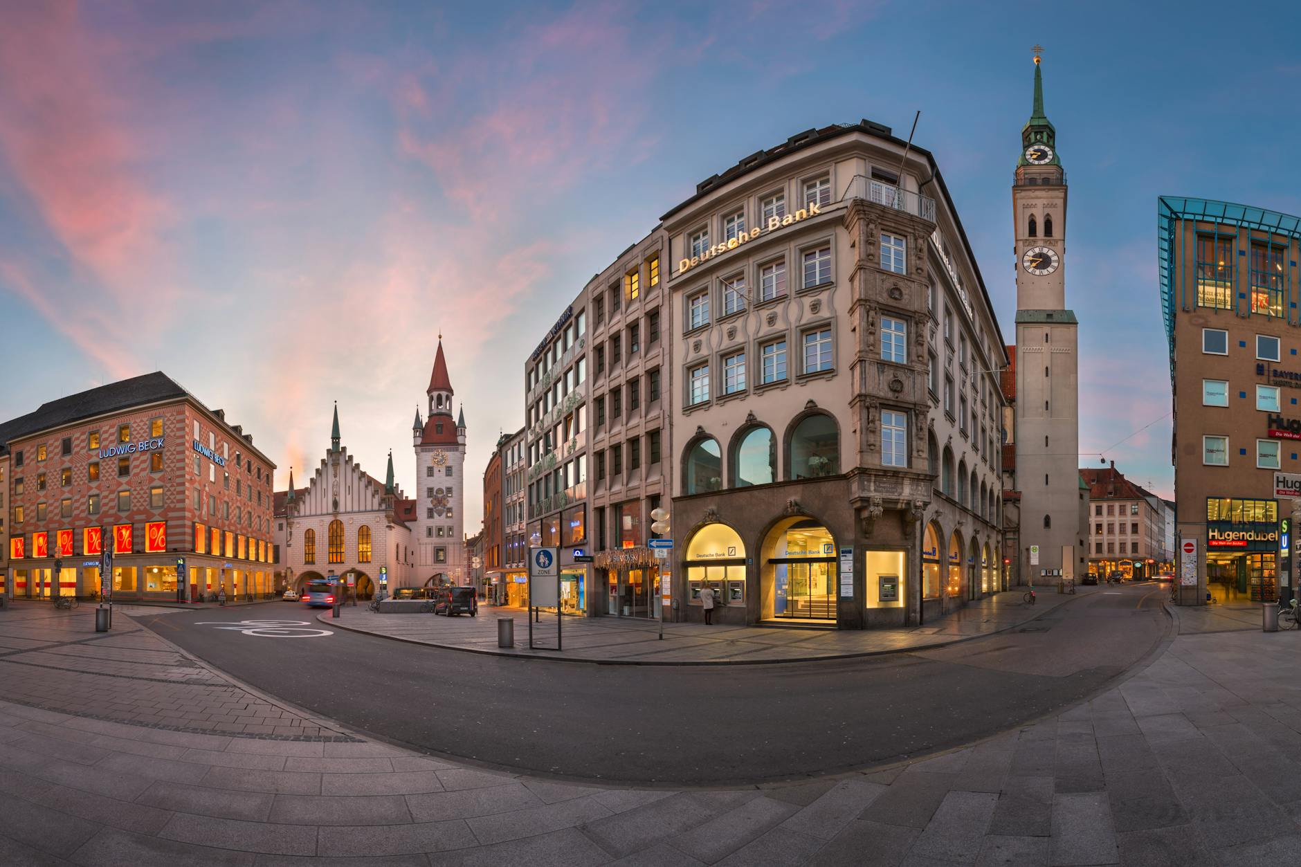 Marienplatz in Munich at dusk