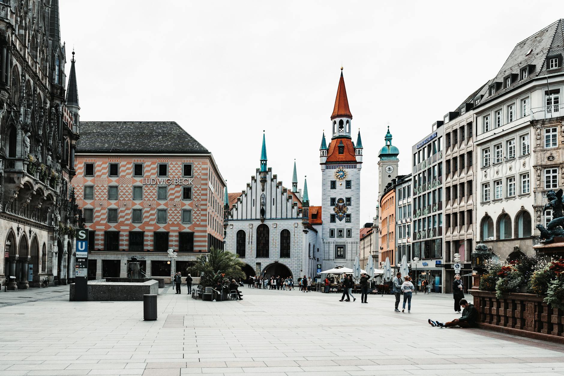Busy Marienplatz square in Munich