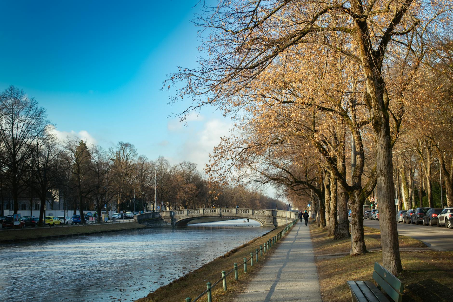 Autumn walkway along a Munich riverbank