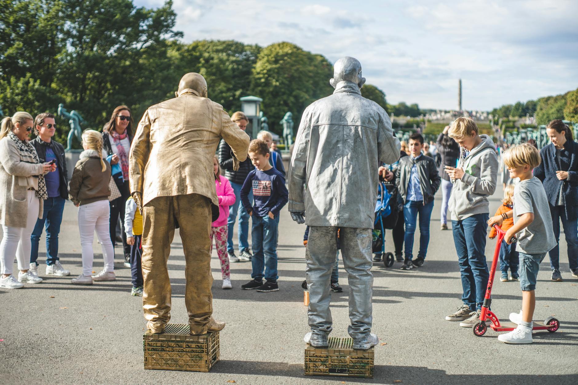 Street performers entertaining a crowd in Vigeland Park