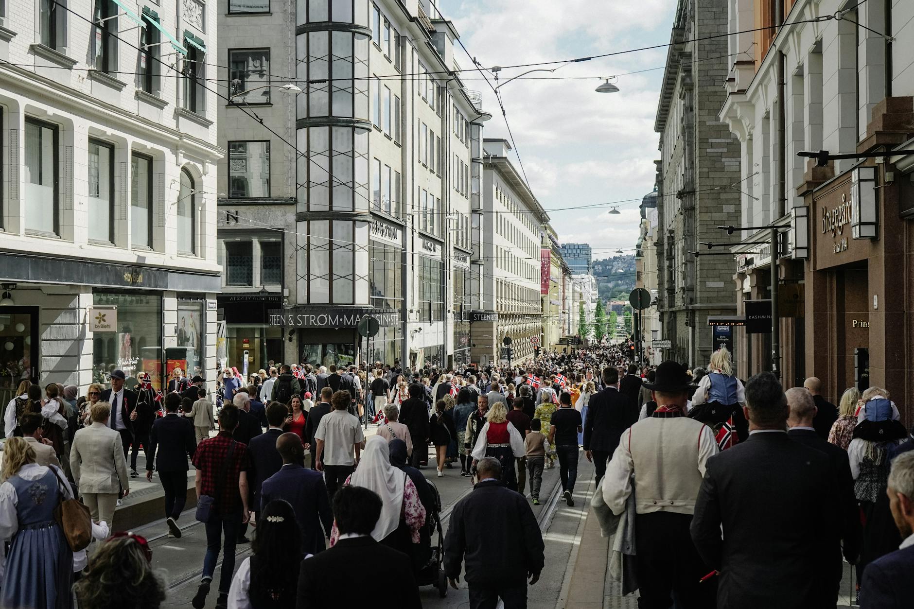 Crowded daytime street scene in Oslo