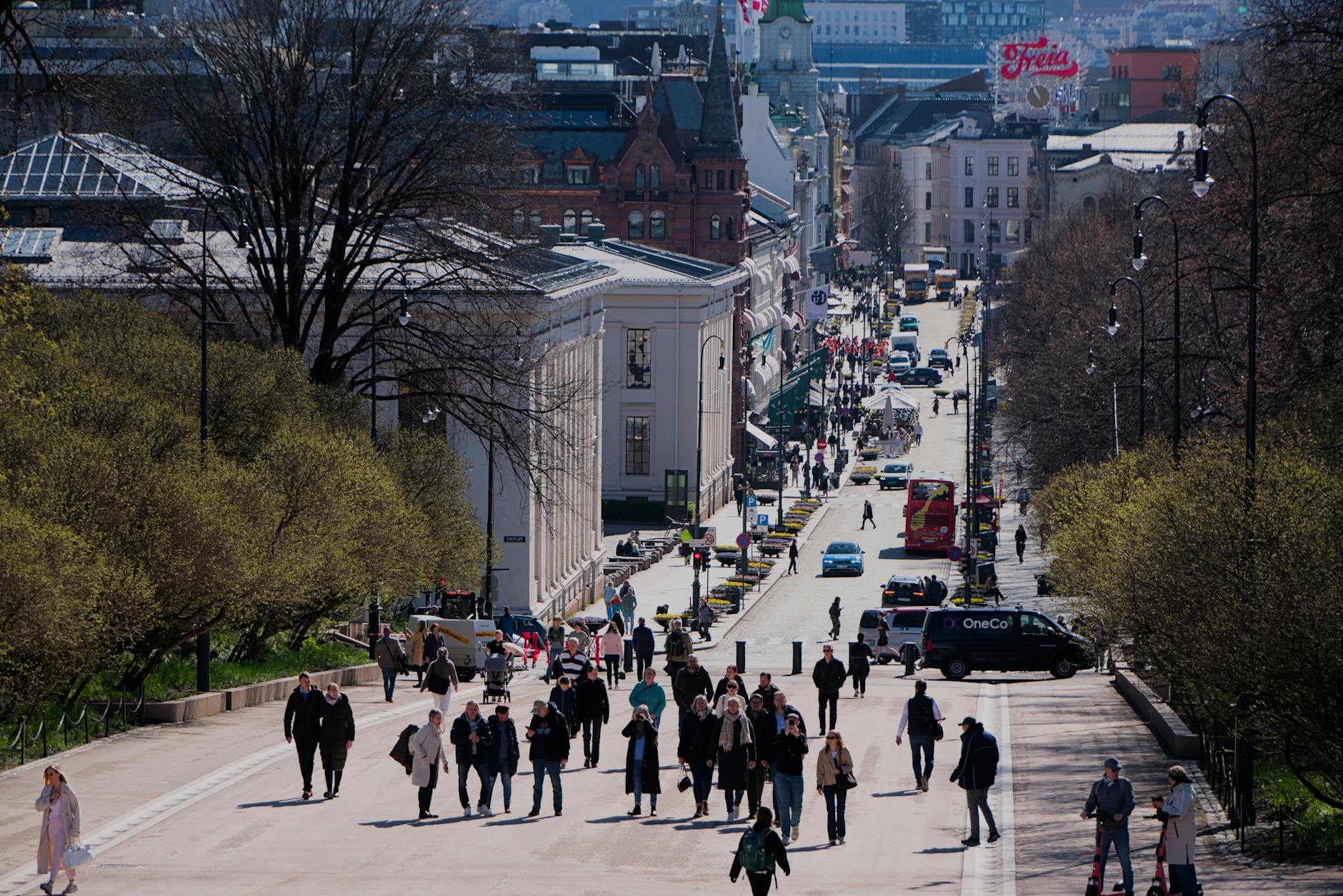 People walking along Karl Johans Gate in Oslo