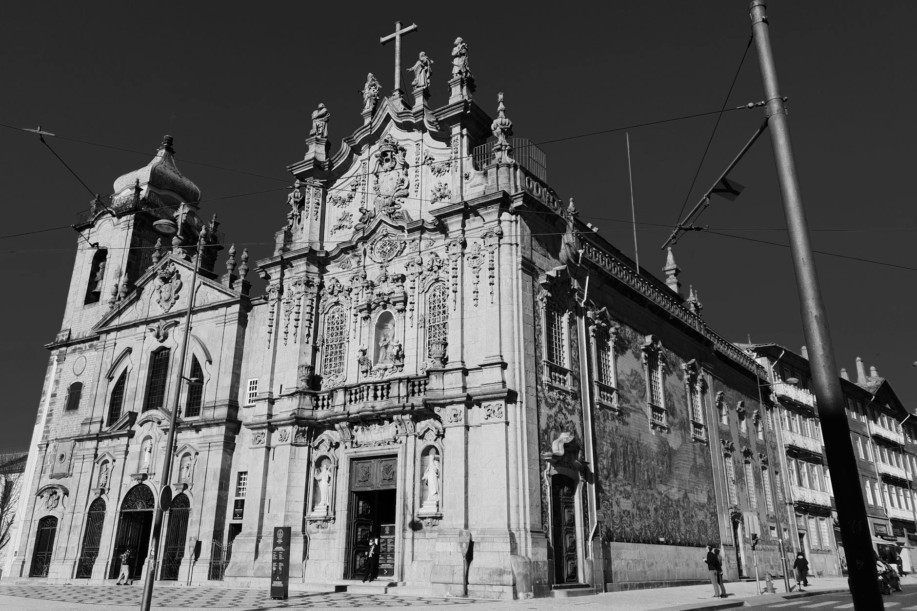 Black and white view of Igreja do Carmo in Porto
