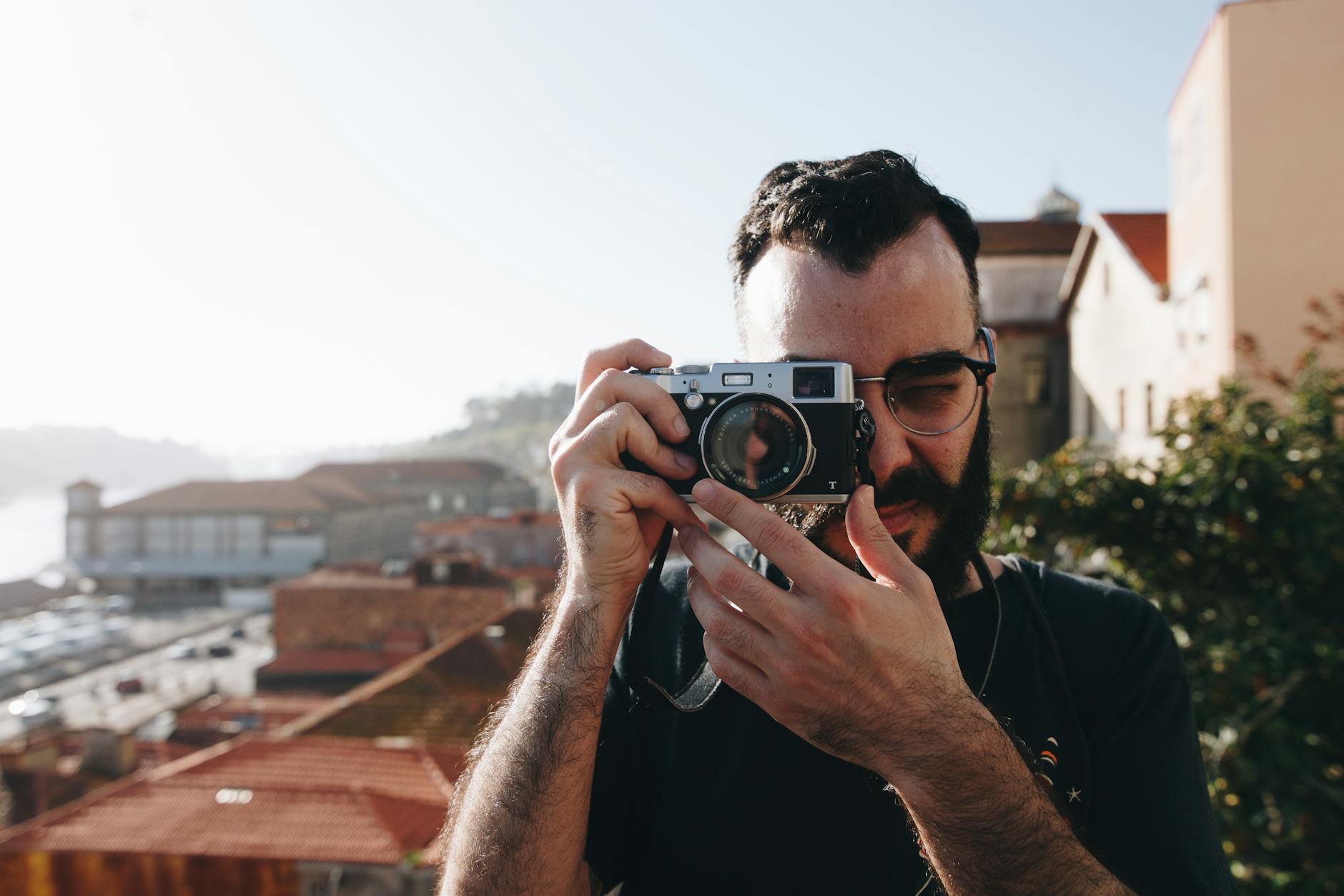 Photographer focusing a camera in Porto