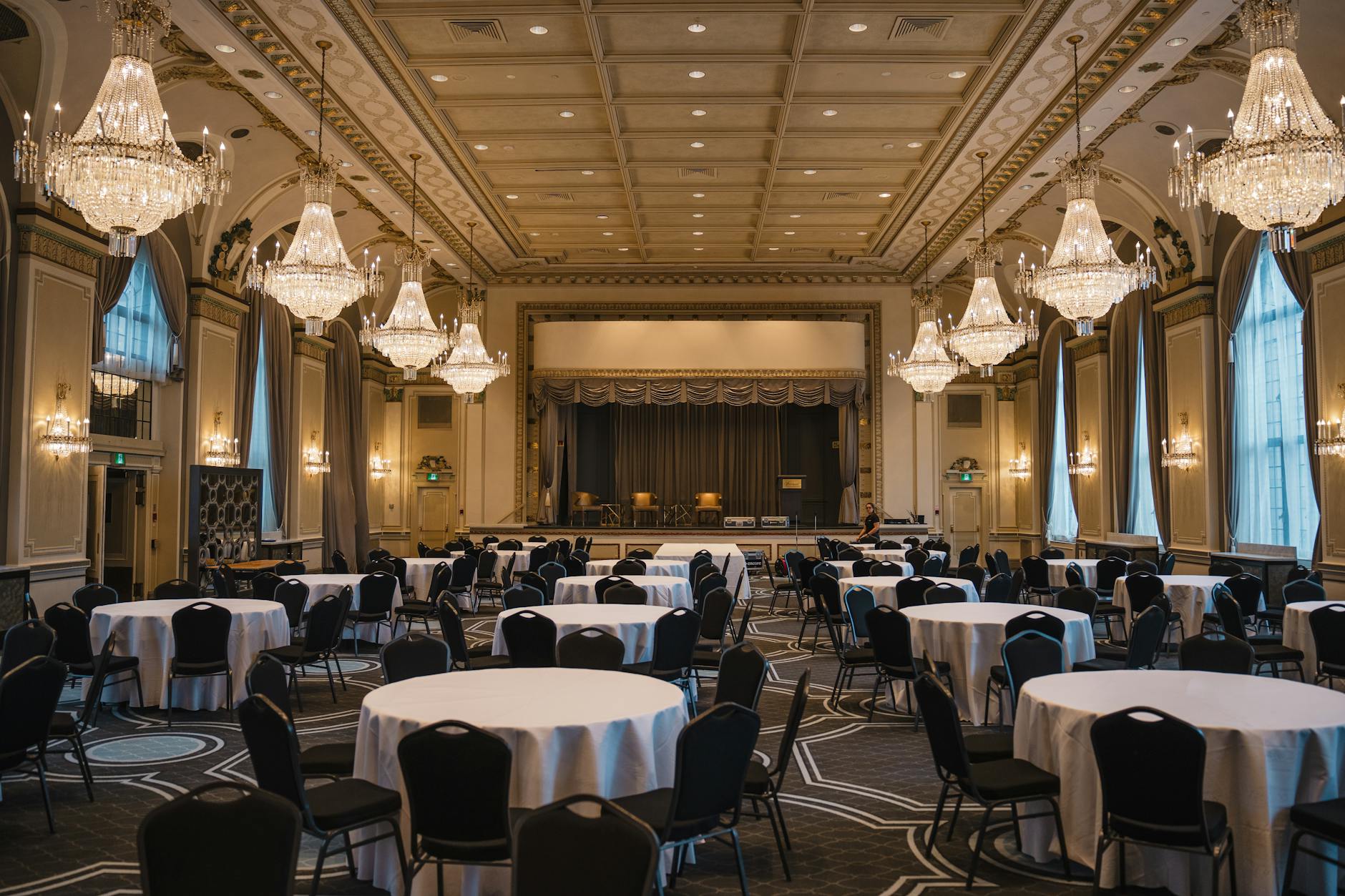Elegant banquet hall in Quebec with round tables