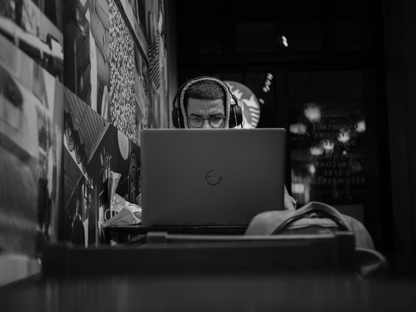 Consultant working remotely on a laptop in a Quebec cafe