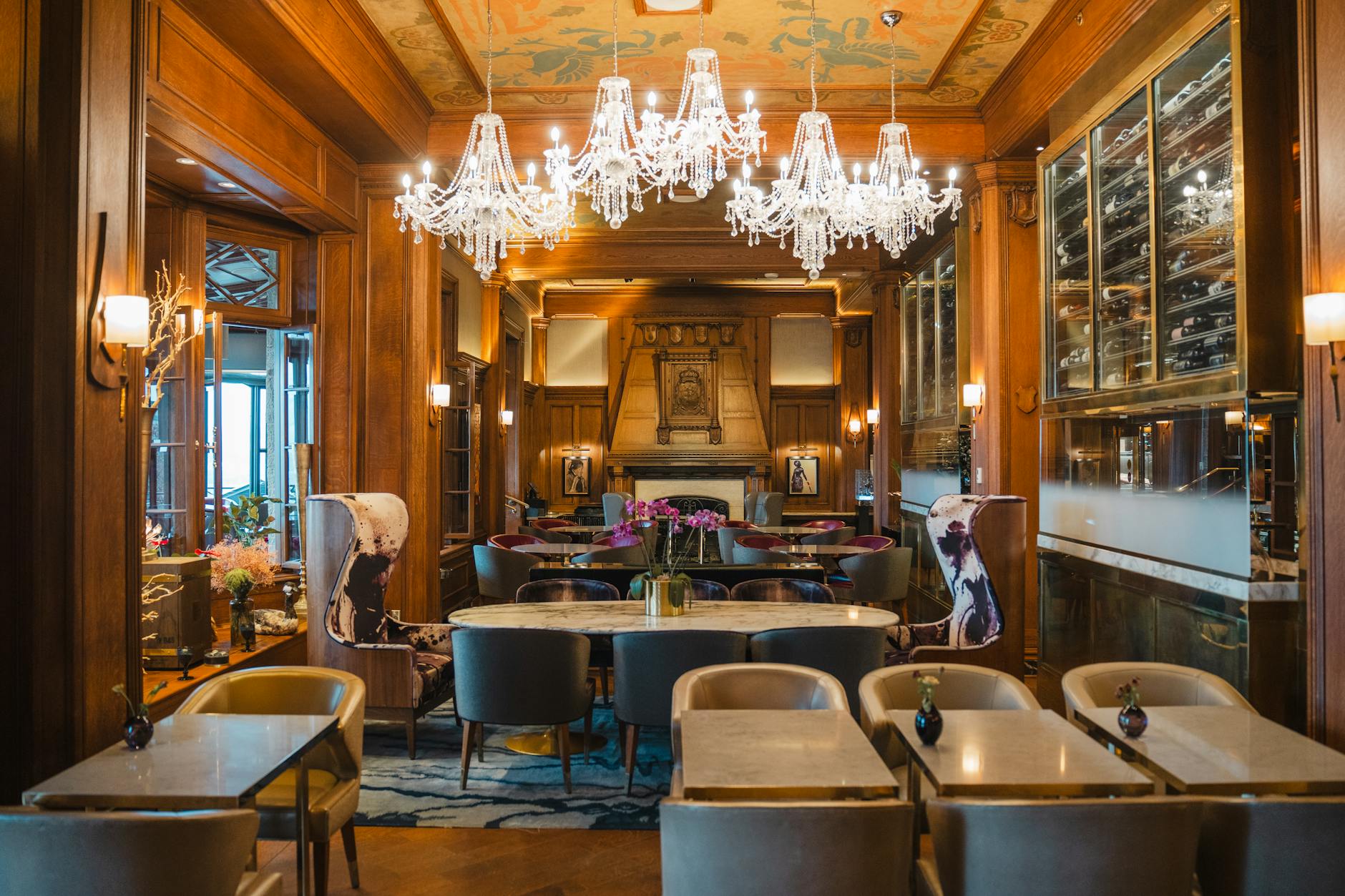 Luxurious dining room in Quebec with chandeliers and plush seating