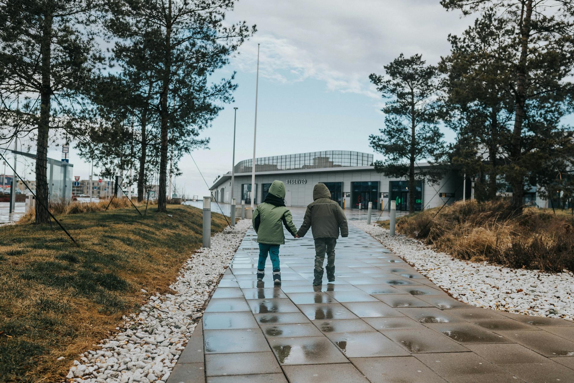 Children walking in wet weather for Stavanger family pacing planning.