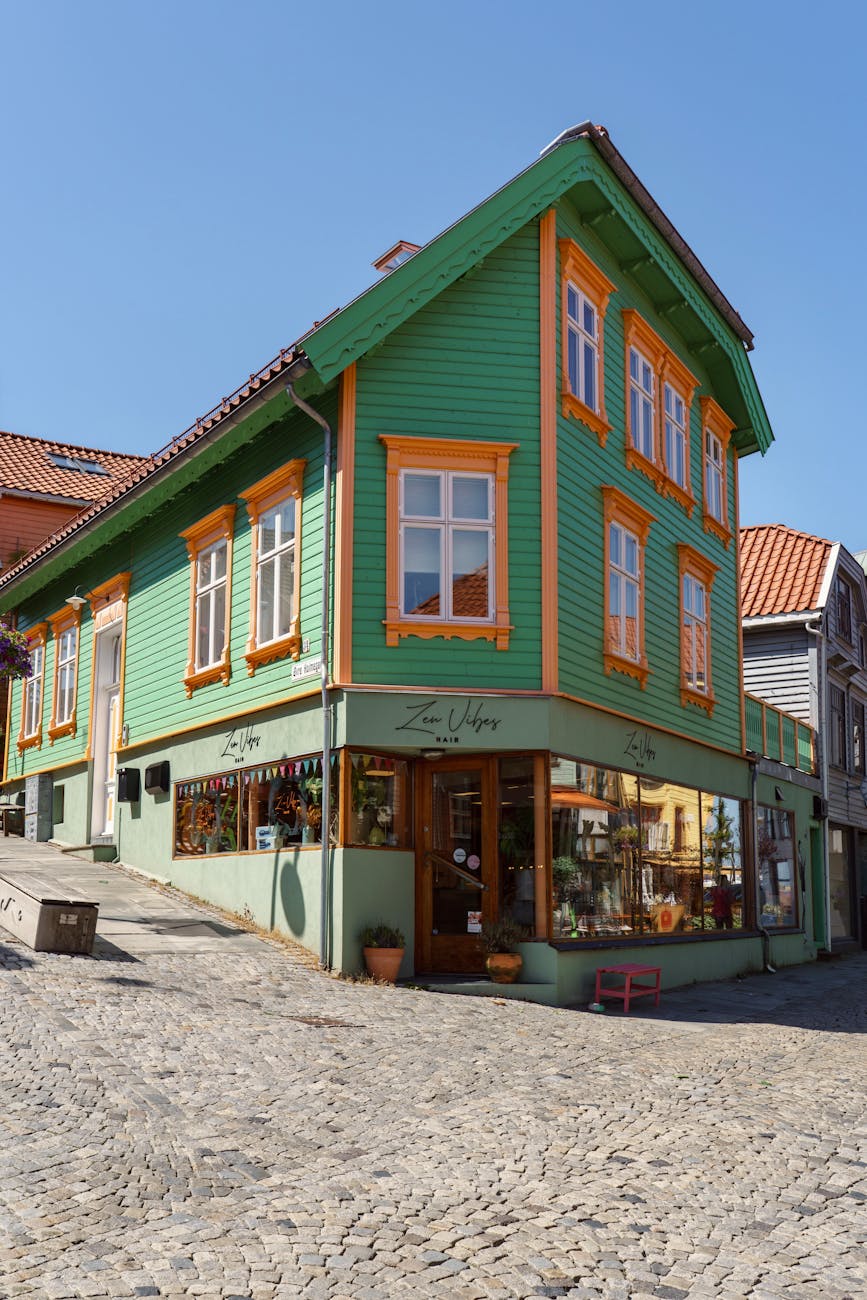 Green Stavanger corner building for first-trip route planning.