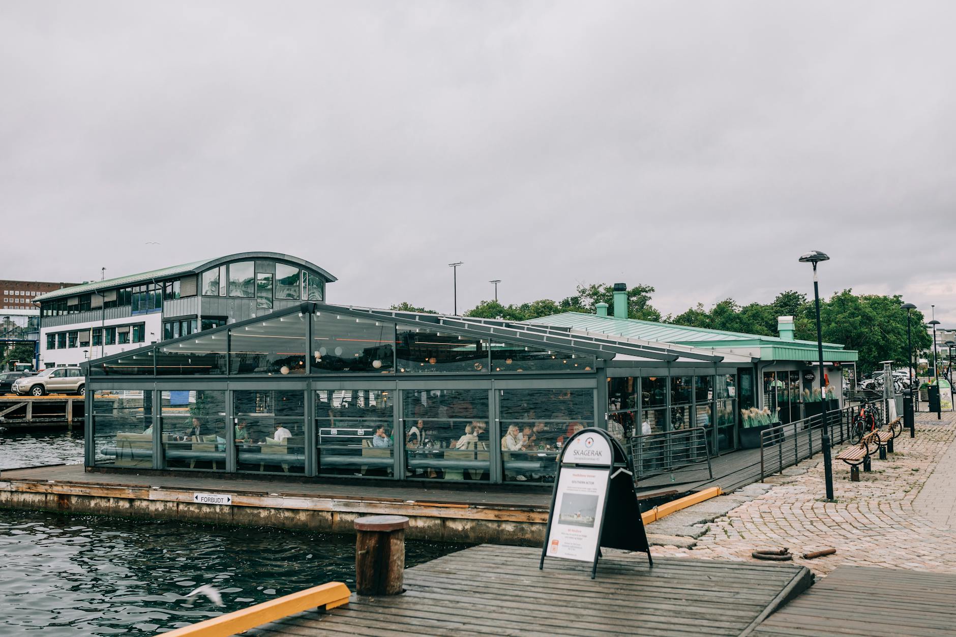 Glass waterfront restaurant for Stavanger luxury purpose planning.