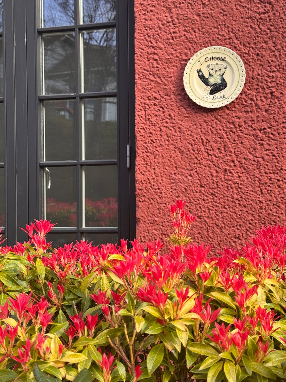 Red Stavanger facade with flowers for mobility and break planning.