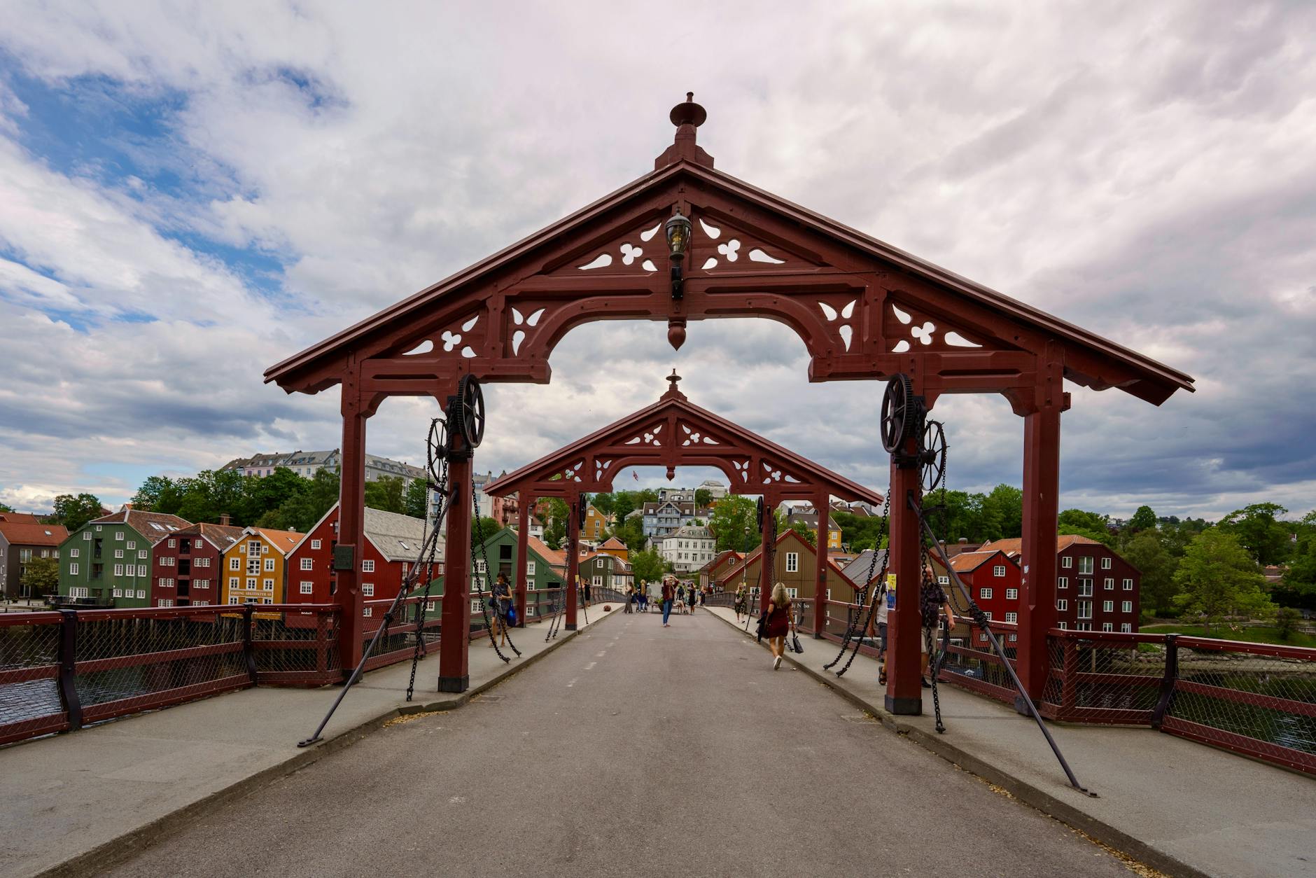 Norwegian old-town bridge scene for repeat leisure route planning.