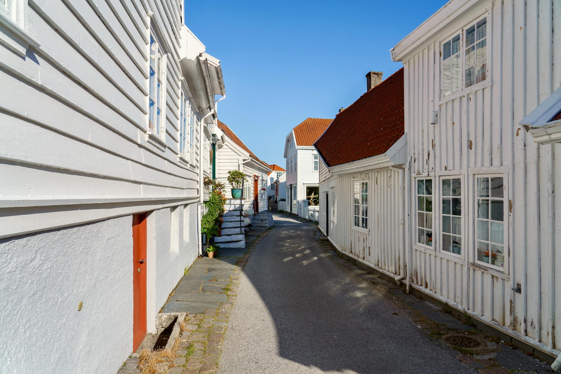Sunny narrow Rogaland street for Stavanger solo social planning.