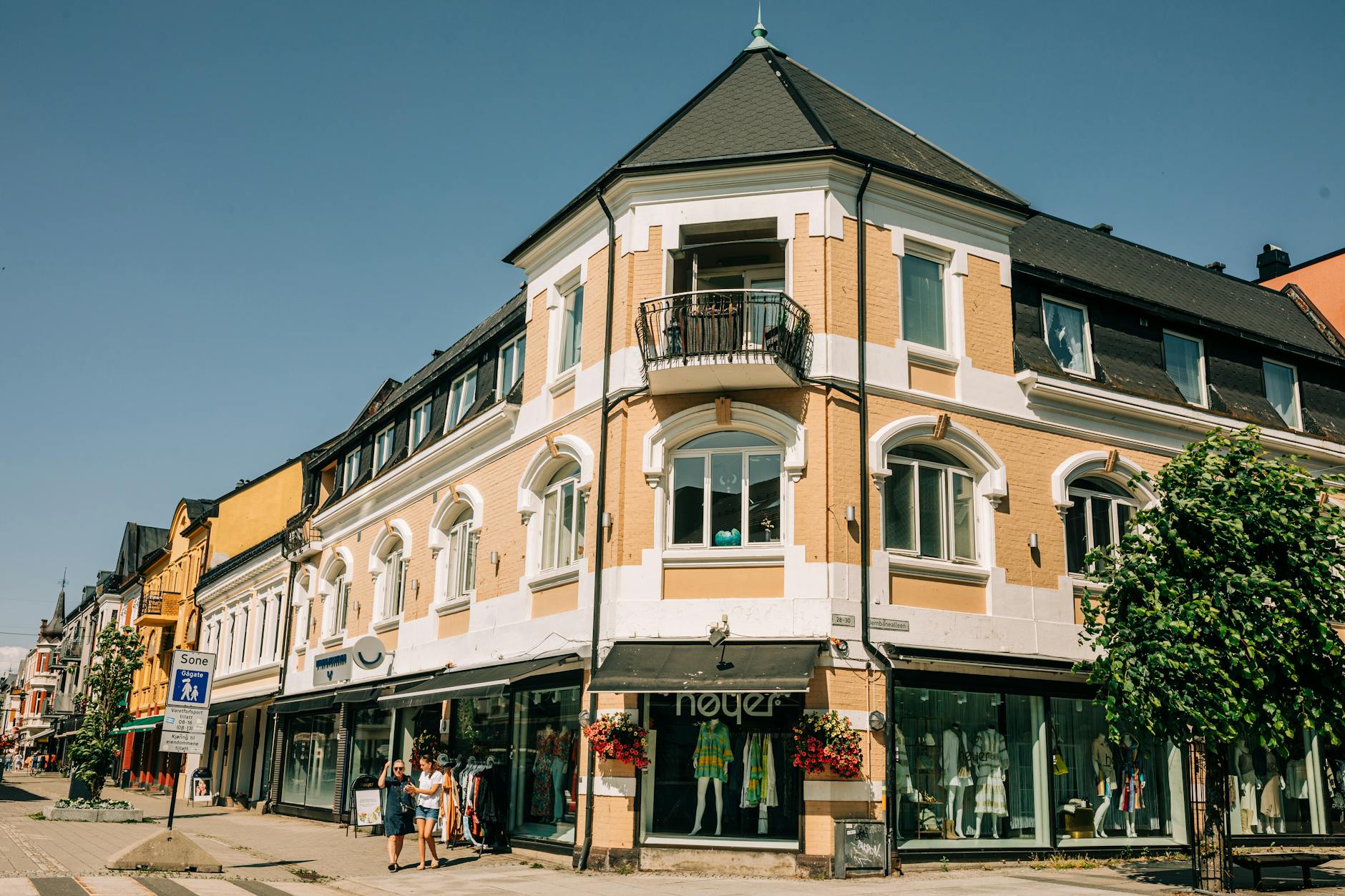 Sunny old-town facade for Stavanger tourist route planning.