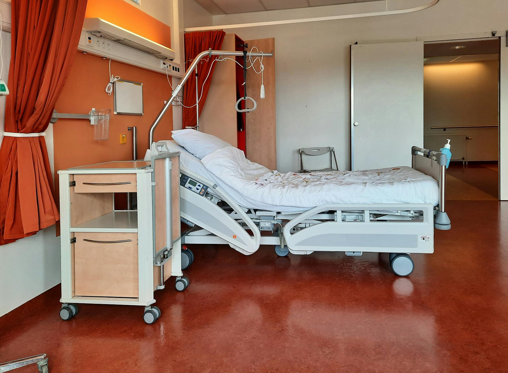 Modern hospital room for Stavanger medical backup planning.