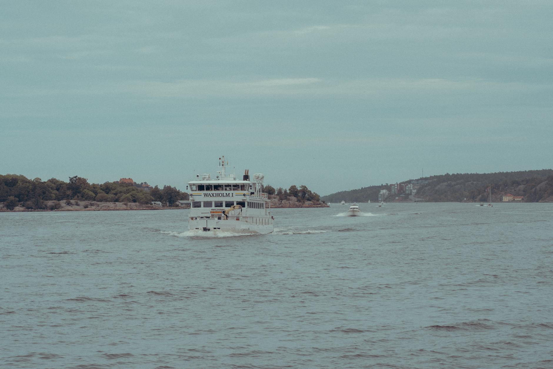 Passenger ferry in the Stockholm archipelago for port-call water route planning.