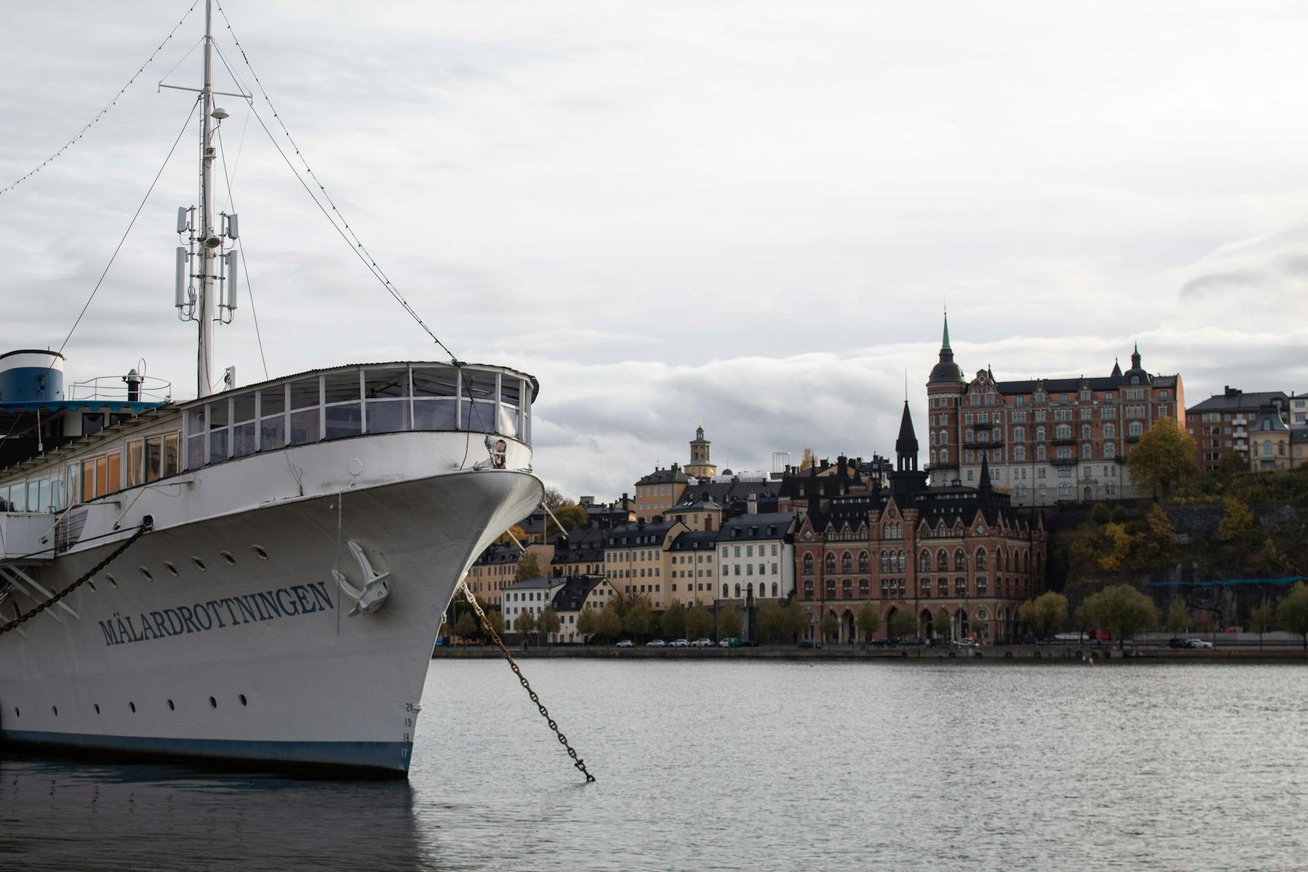 Yacht hotel by Stockholm old town for luxury hotel-base planning.