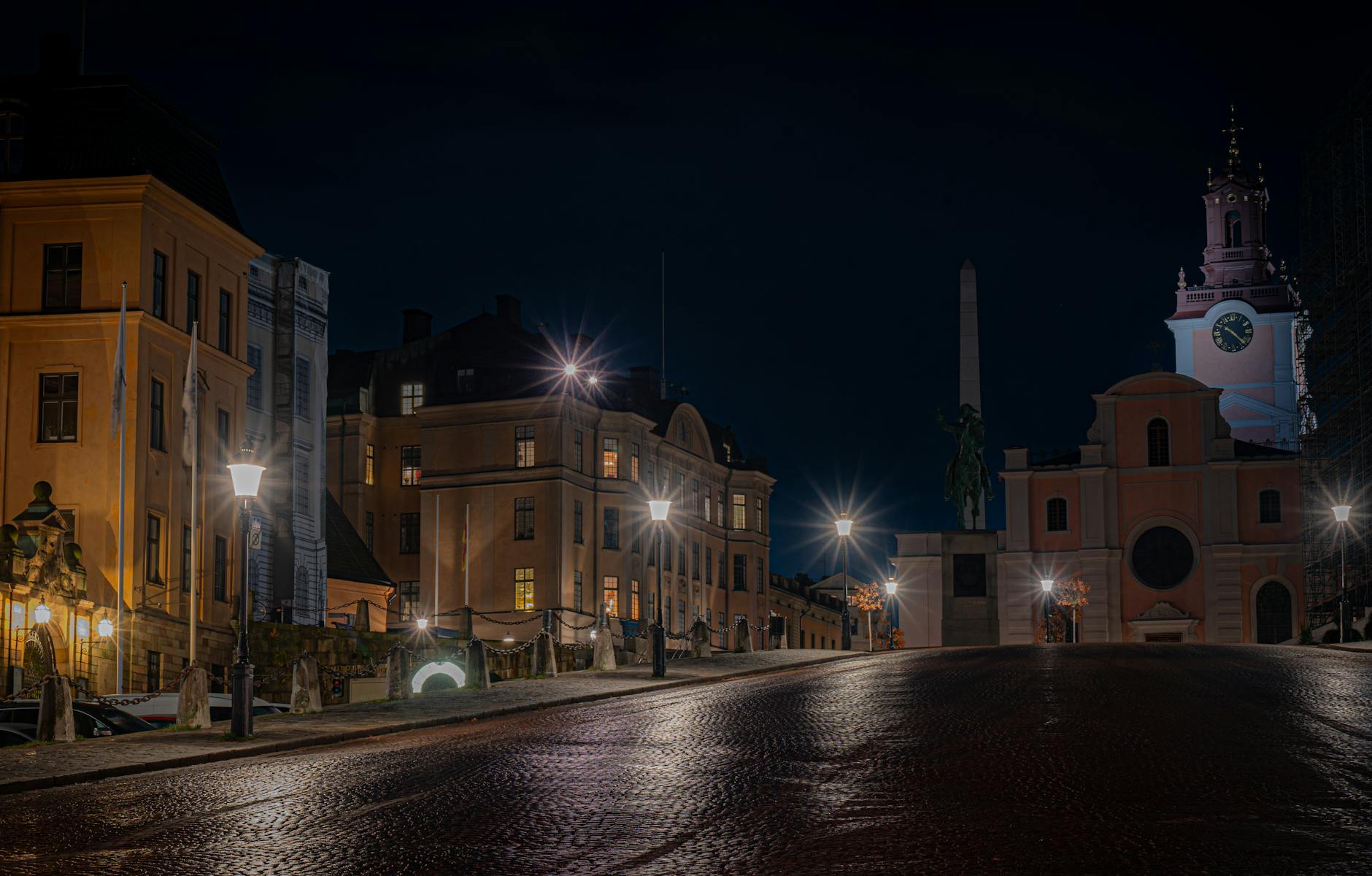 Historic Stockholm streetlights at night for late transport planning.