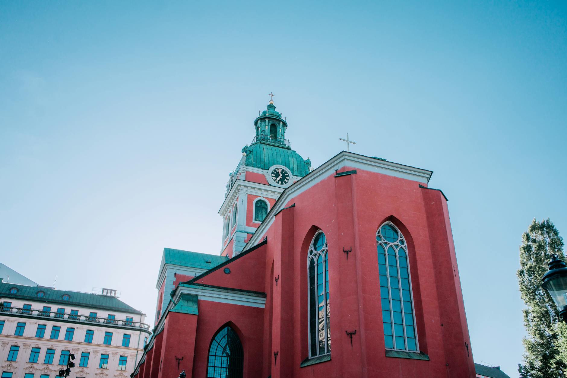 Red Stockholm church tower for respectful old-town route planning.