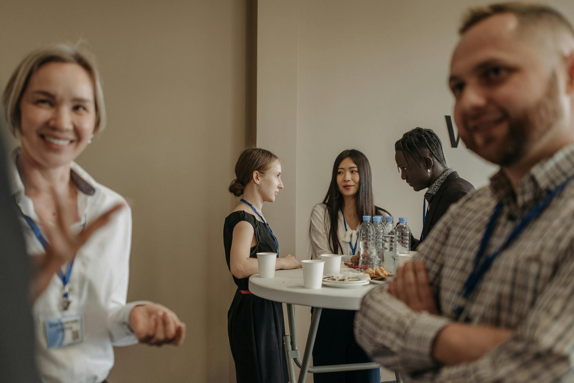 Business event networking break for Stockholm trade-show timing planning.