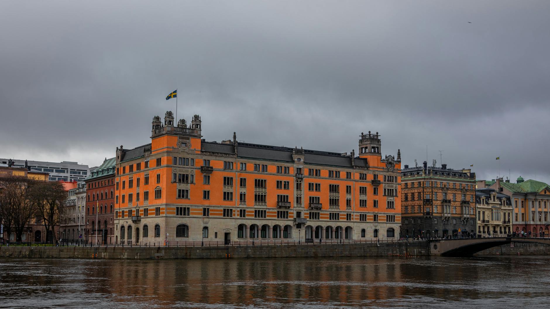 Stockholm riverside architecture for medical-constraint travel report planning.