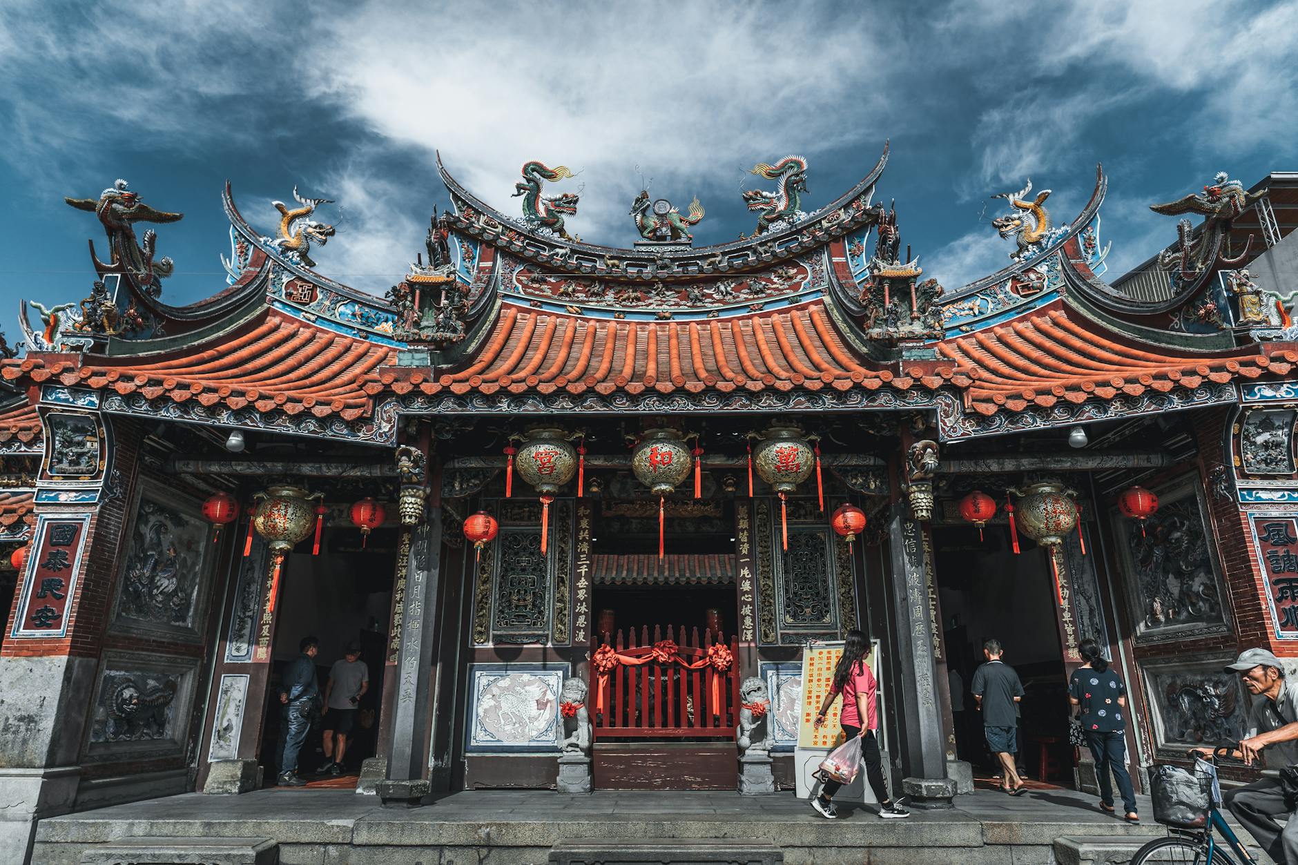 Tainan nightlife etiquette and vendor-neighborhood planning context.