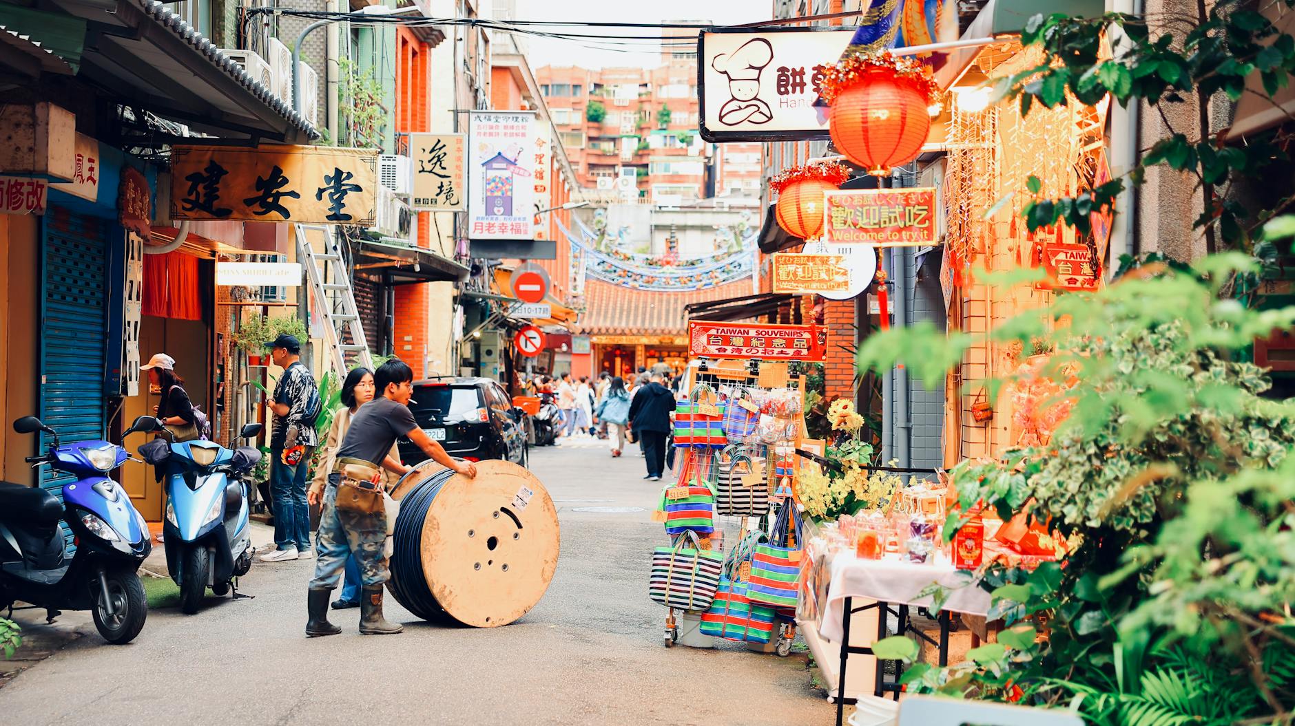 Tainan hotel base and tourist route planning context.