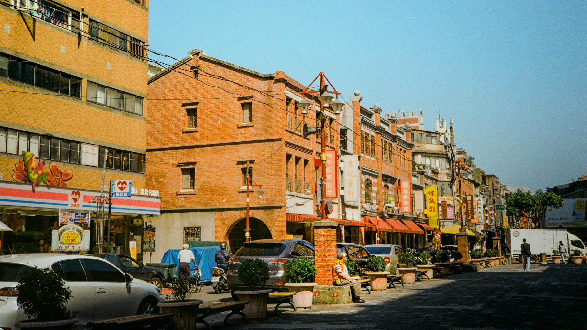 Tainan HSR transfer and trade-show material logistics context.