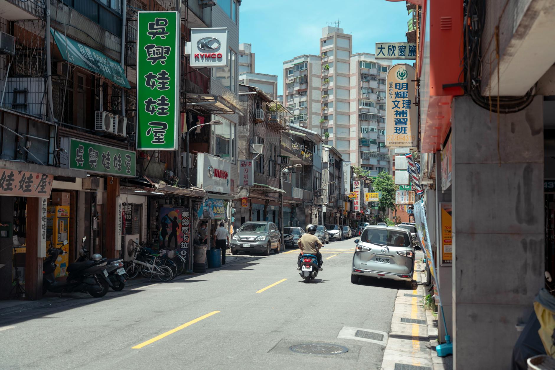Tainan heat and mobility-limited itinerary pacing context.